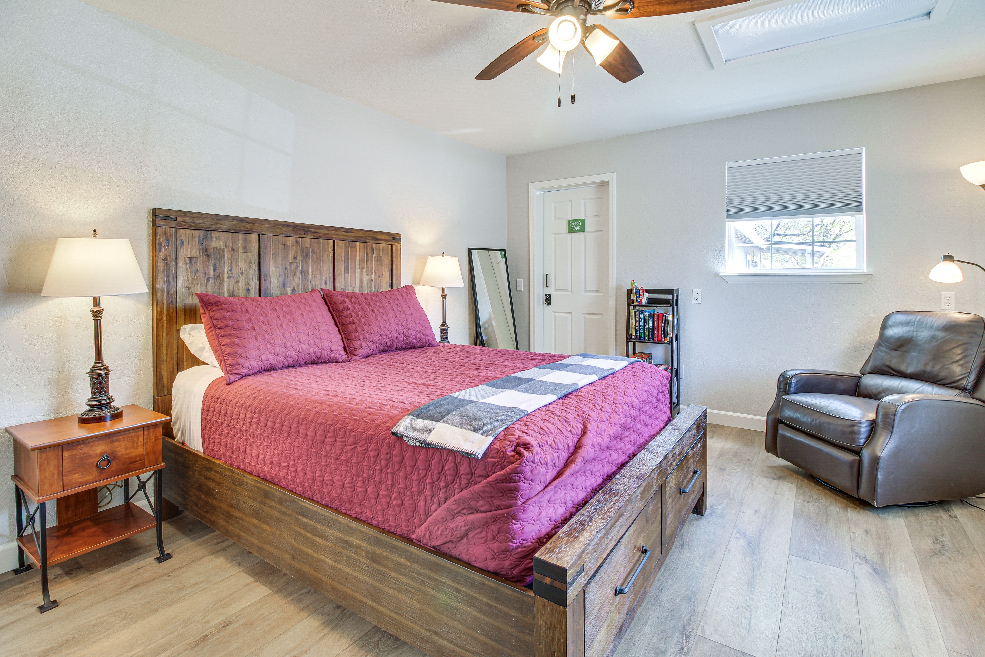 Bedroom 1 | Queen Bed | 1st Floor