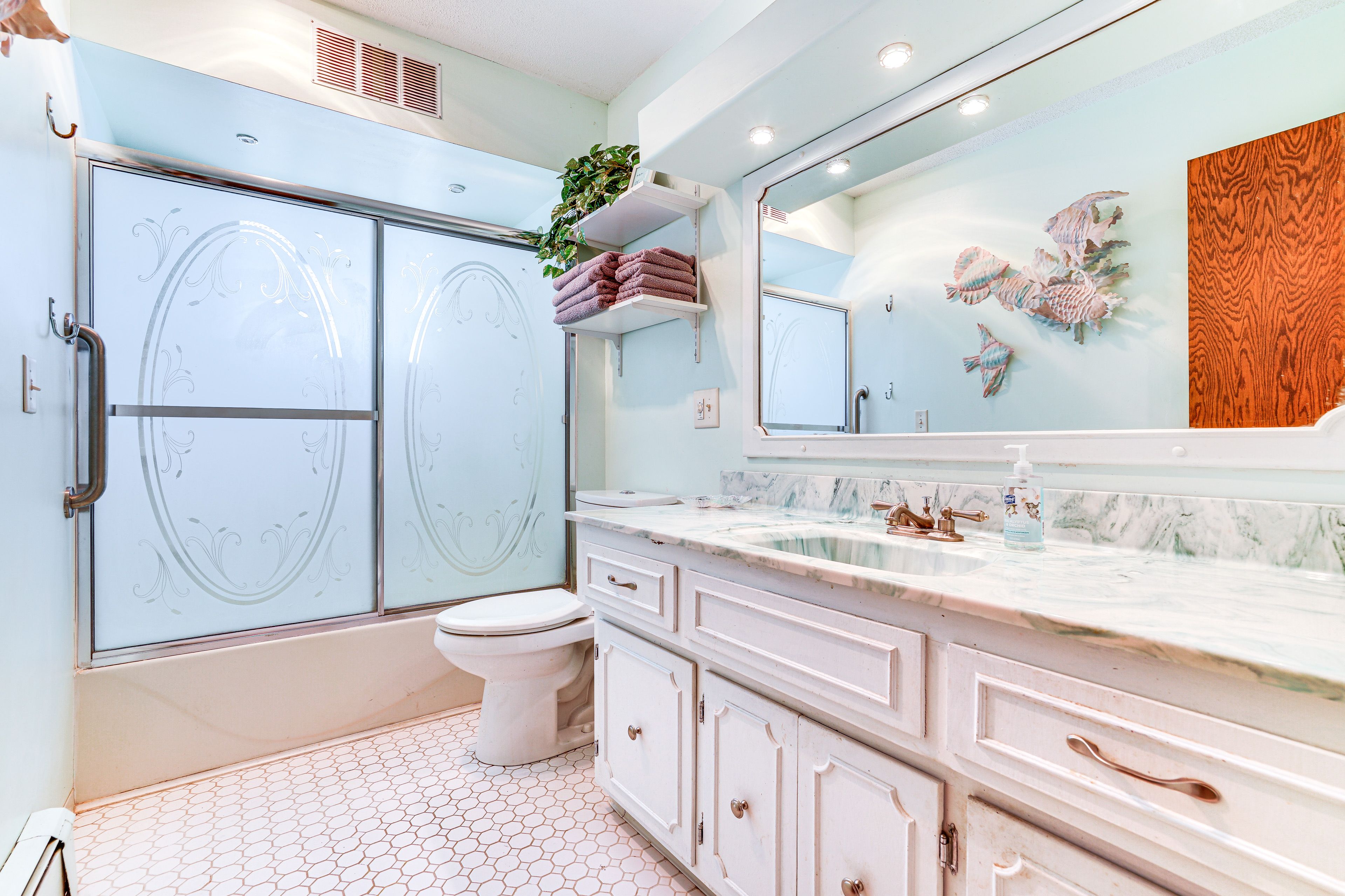 Full Bathroom | Towels Provided | 1st Floor