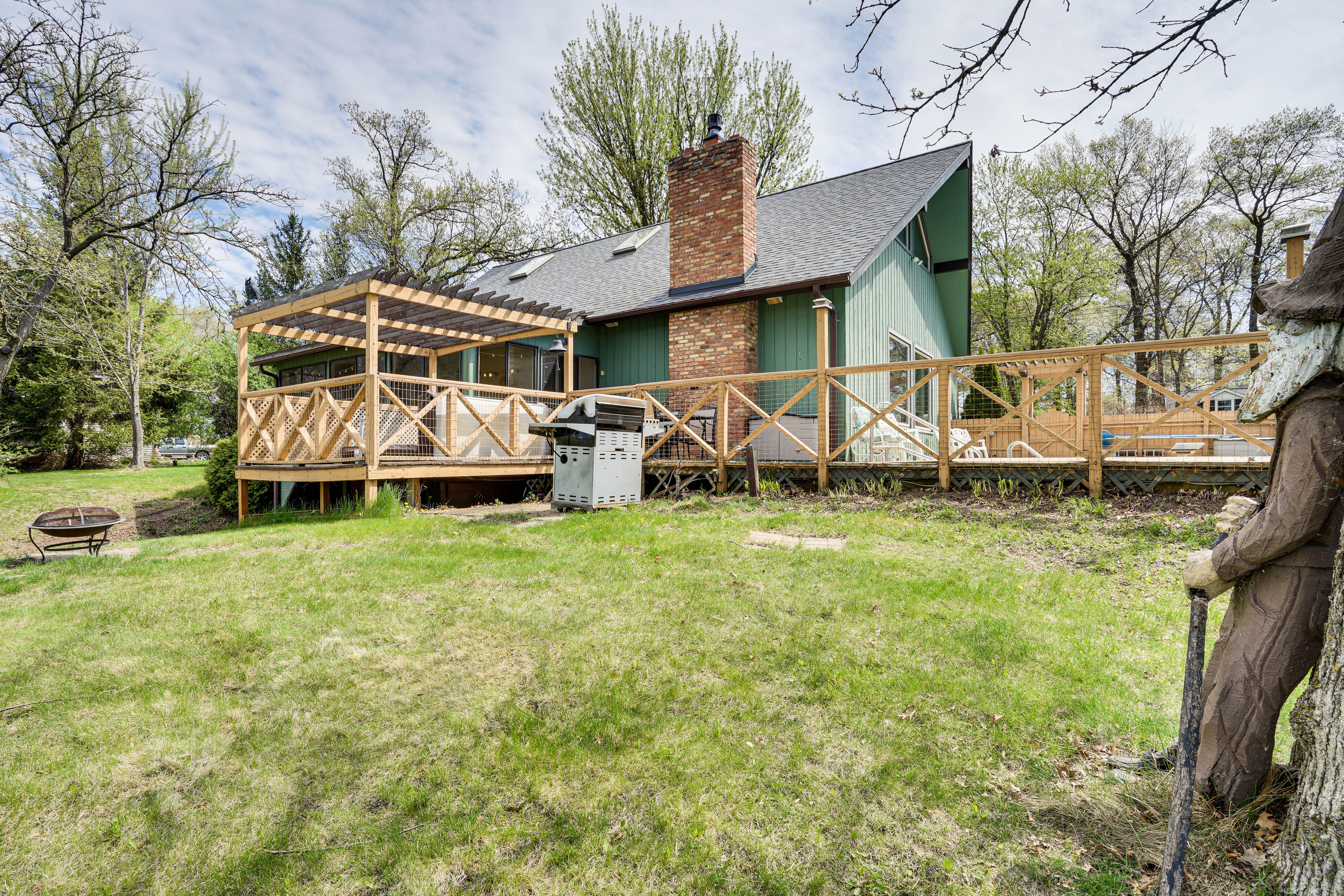 House Exterior | Private Yard | Gas Grill | Fire Pit