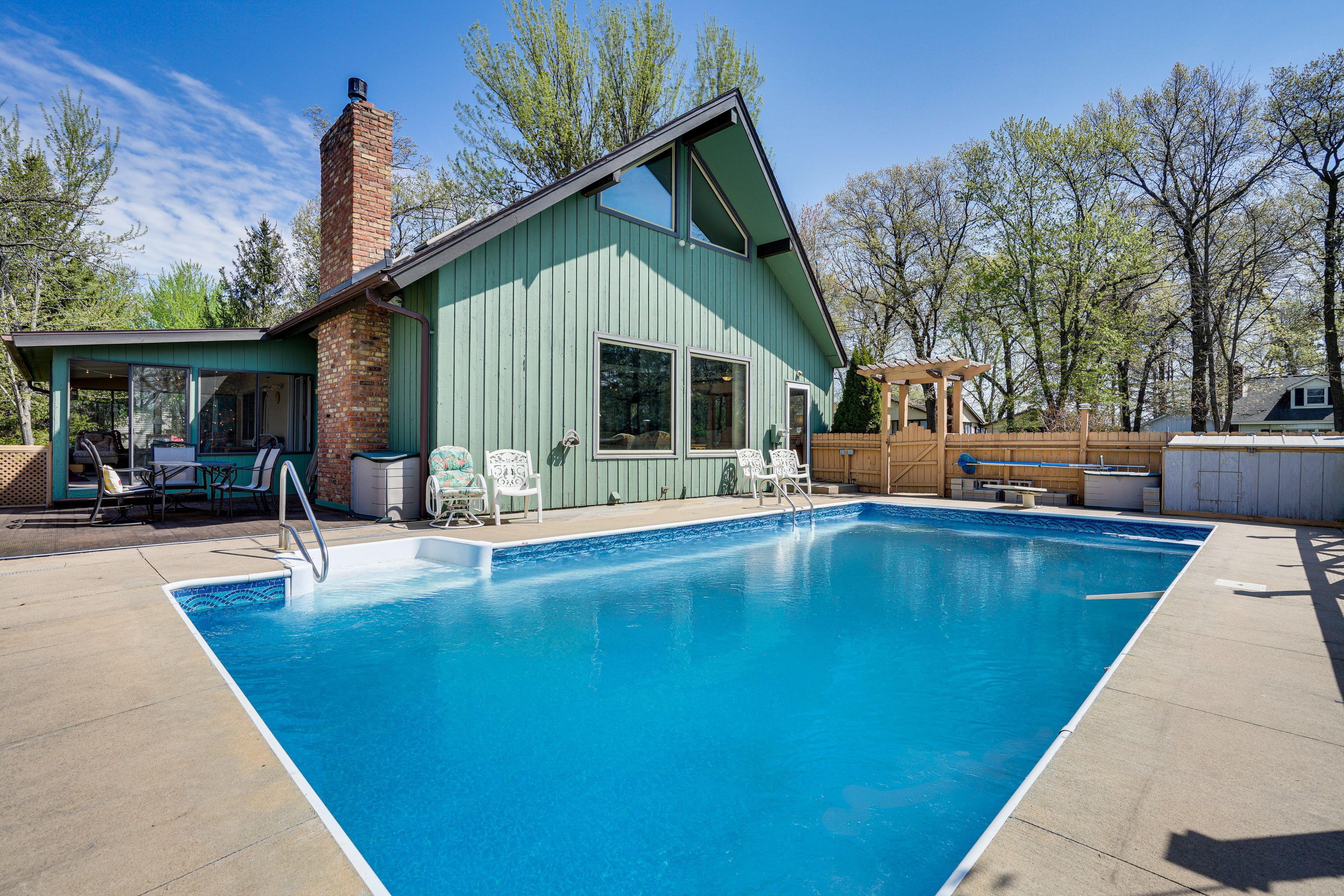 New Richmond Vacation Rental | 2BR | 2.5BA | Step to Enter | 2,630 Sq Ft