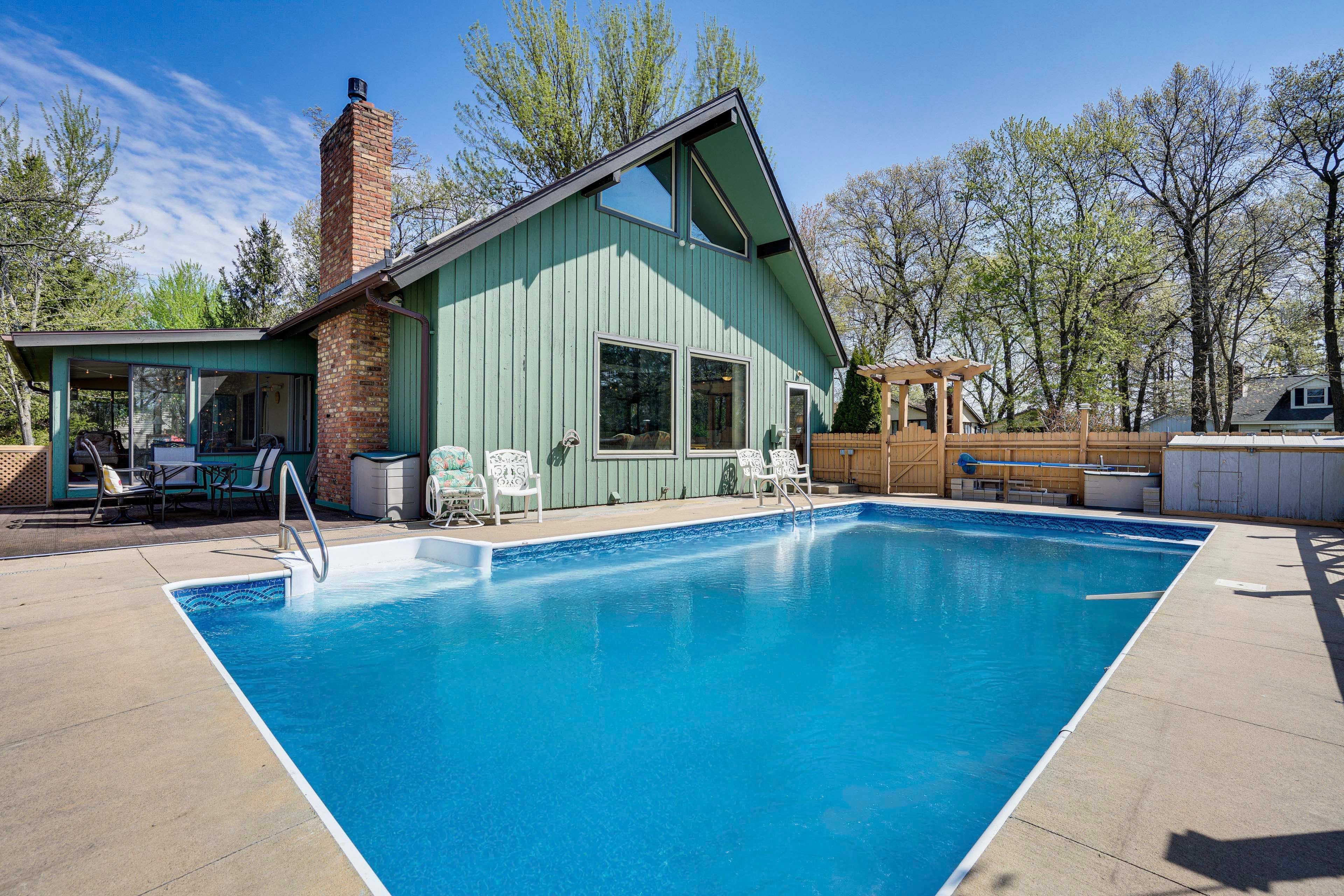 New Richmond Vacation Rental | 2BR | 2.5BA | Step to Enter | 2,630 Sq Ft