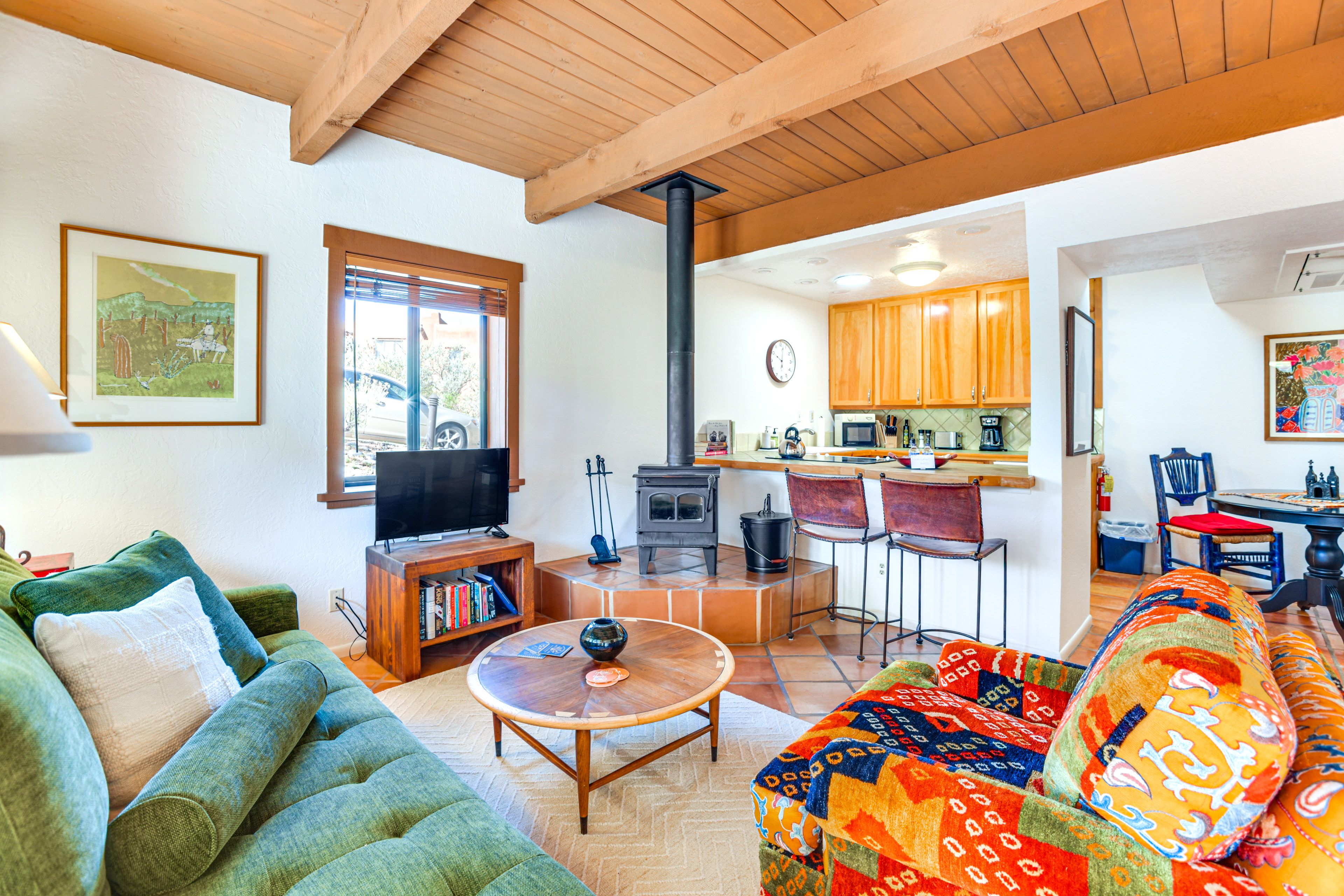 Living Room | Central A/C & Heat | Free WiFi | Smart TV