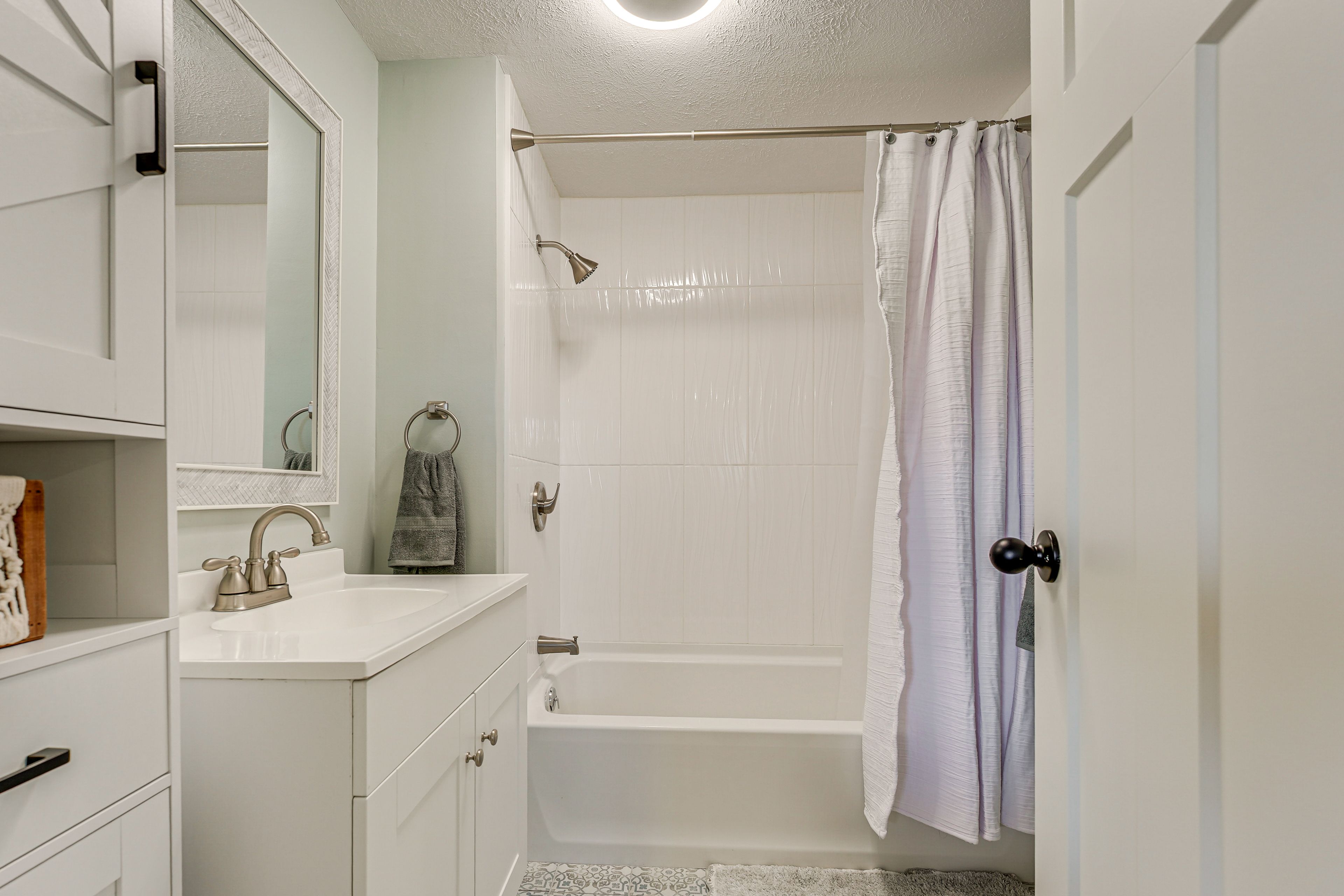 Full Bathroom | Towels Provided
