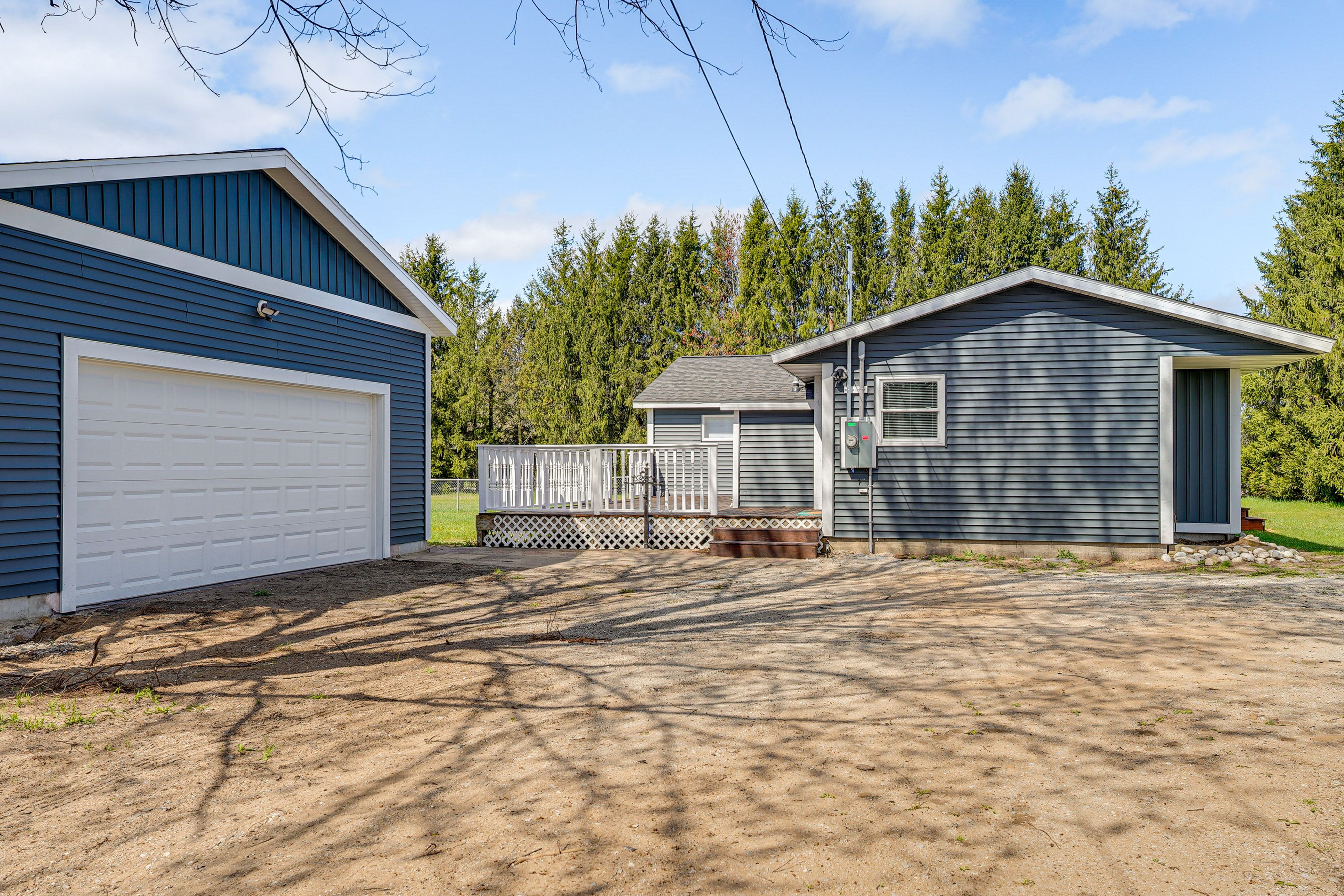 Parking | Detached Garage (1 Vehicle) | Driveway (3 Vehicles)