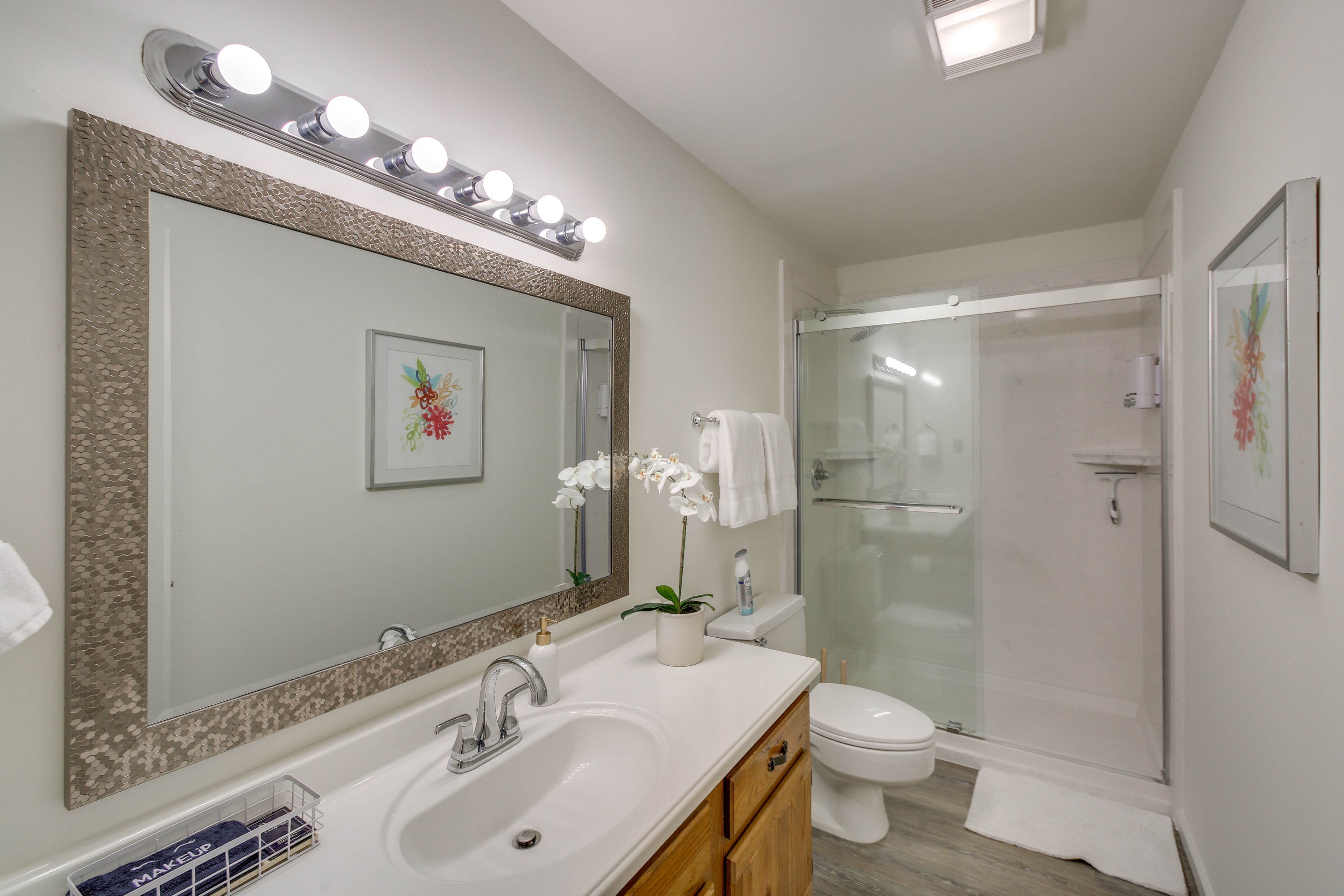Full Bathroom | Towels Provided