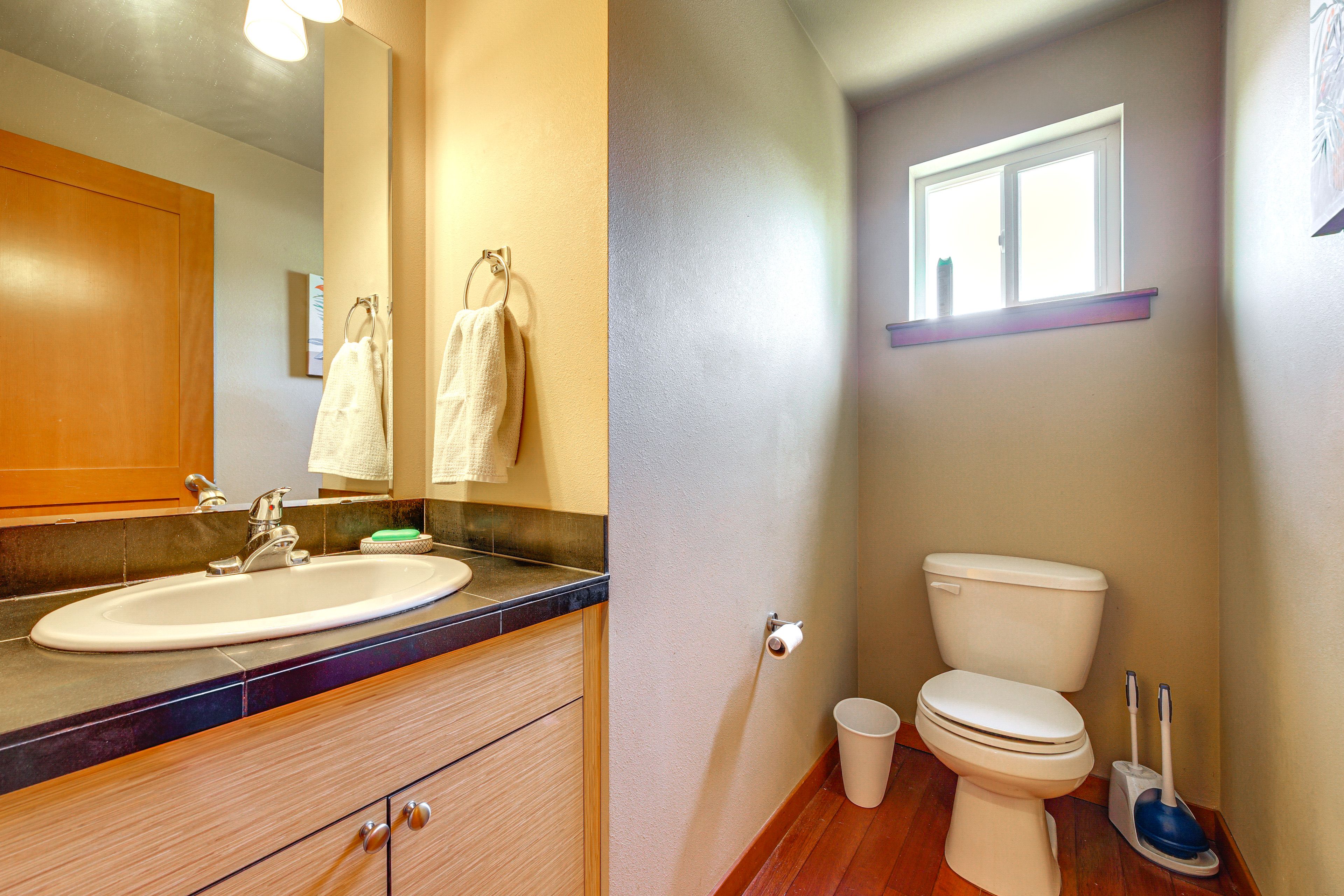 Half Bathroom | 2nd Floor | Towels Provided