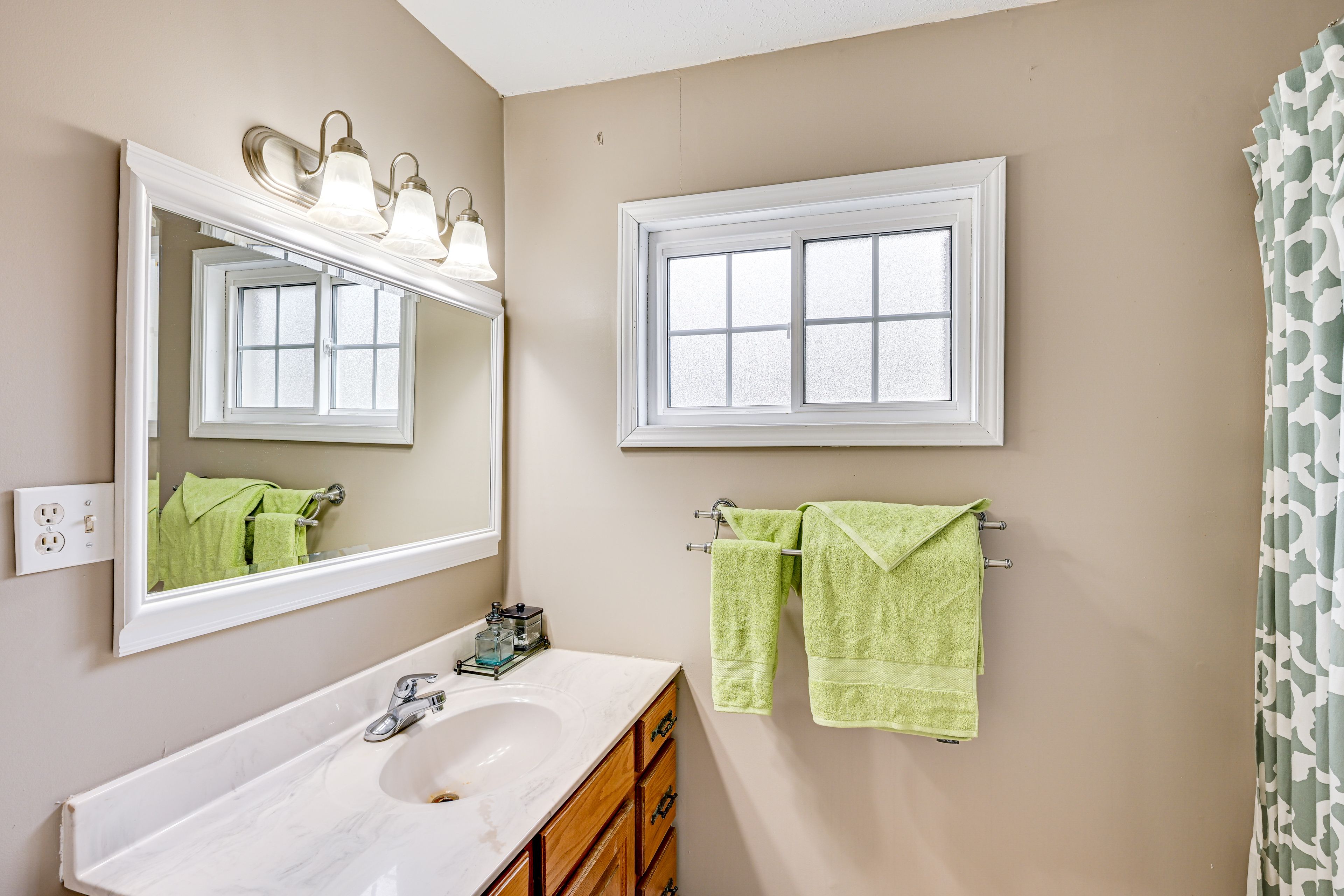 Bathroom | Bathtub/Shower | 2nd Floor
