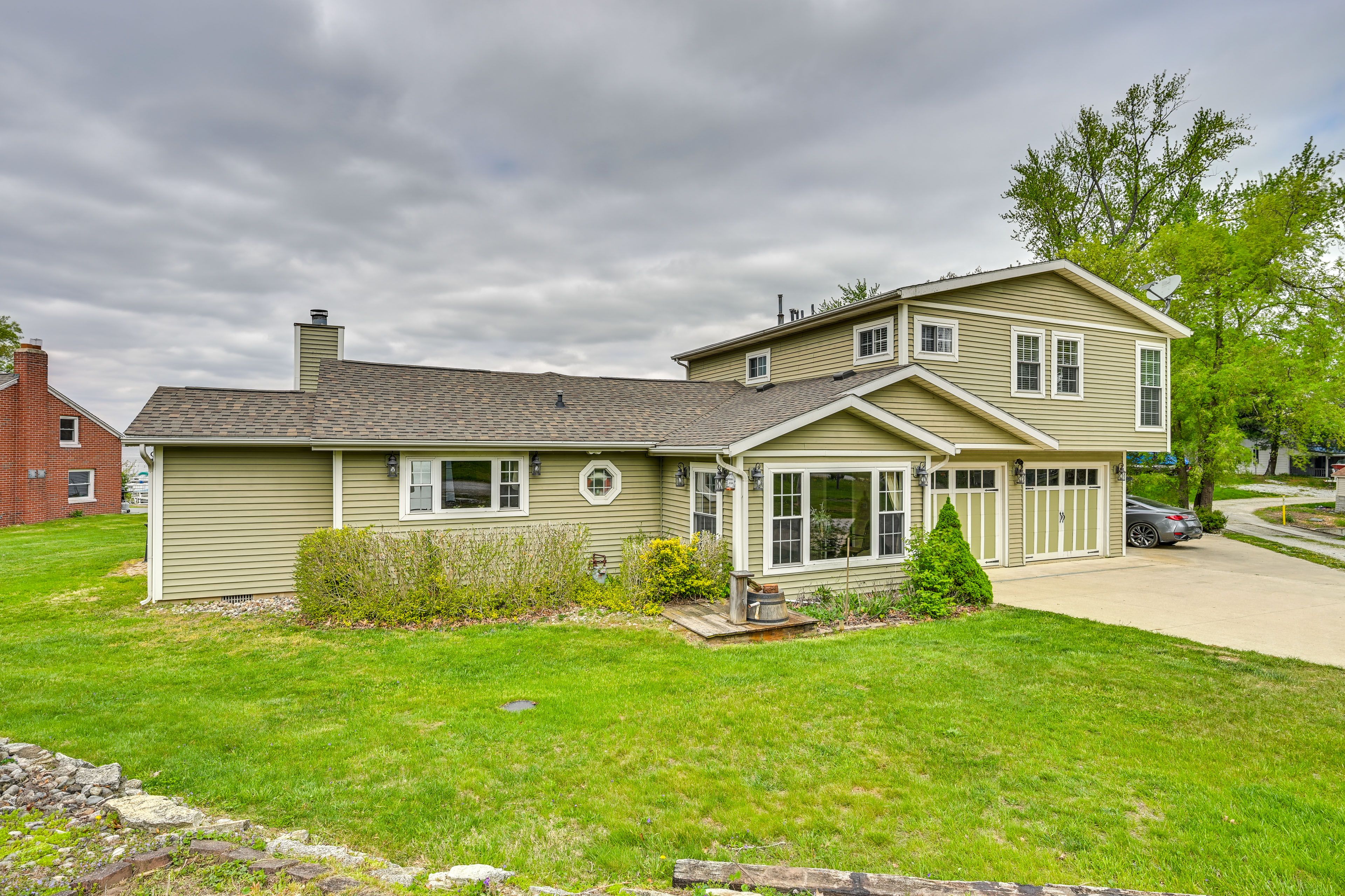 House Exterior | Deck | Gas Grill | Fire Pit