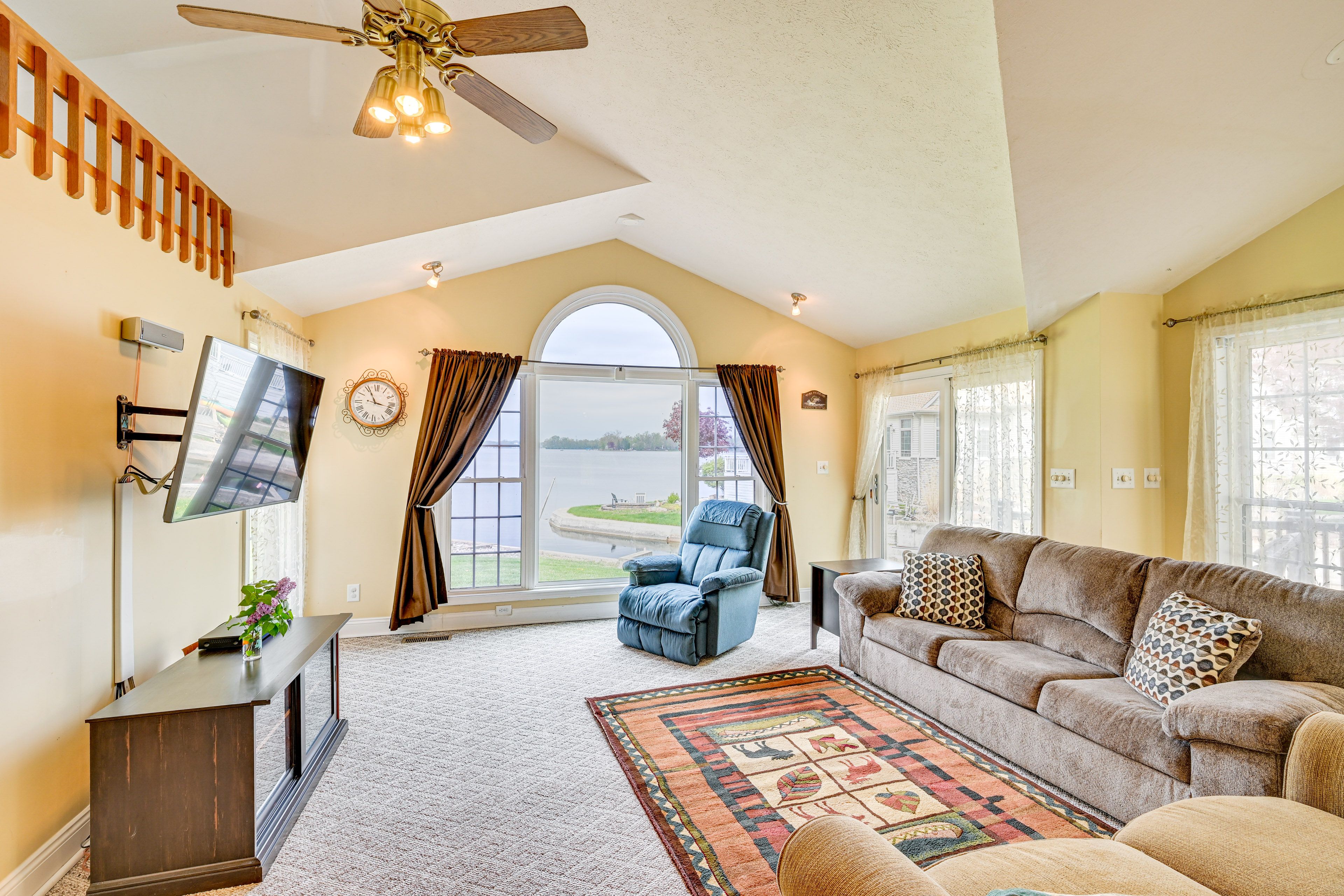 Living Room | Smart TV | Water Views | Central Air Conditioning