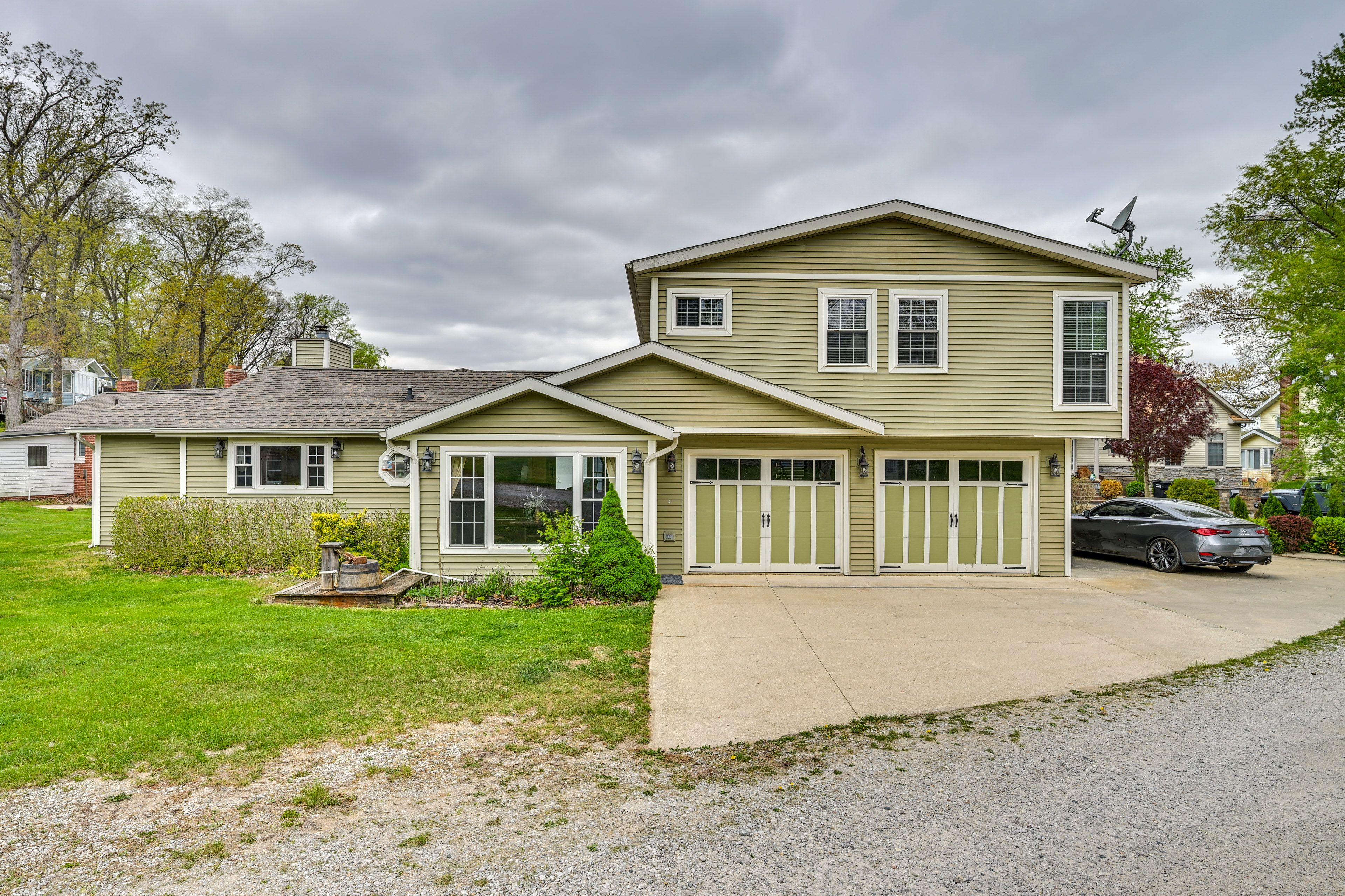 Parking | Driveway (3 Vehicles) | Trailer/Overflow Parking Available
