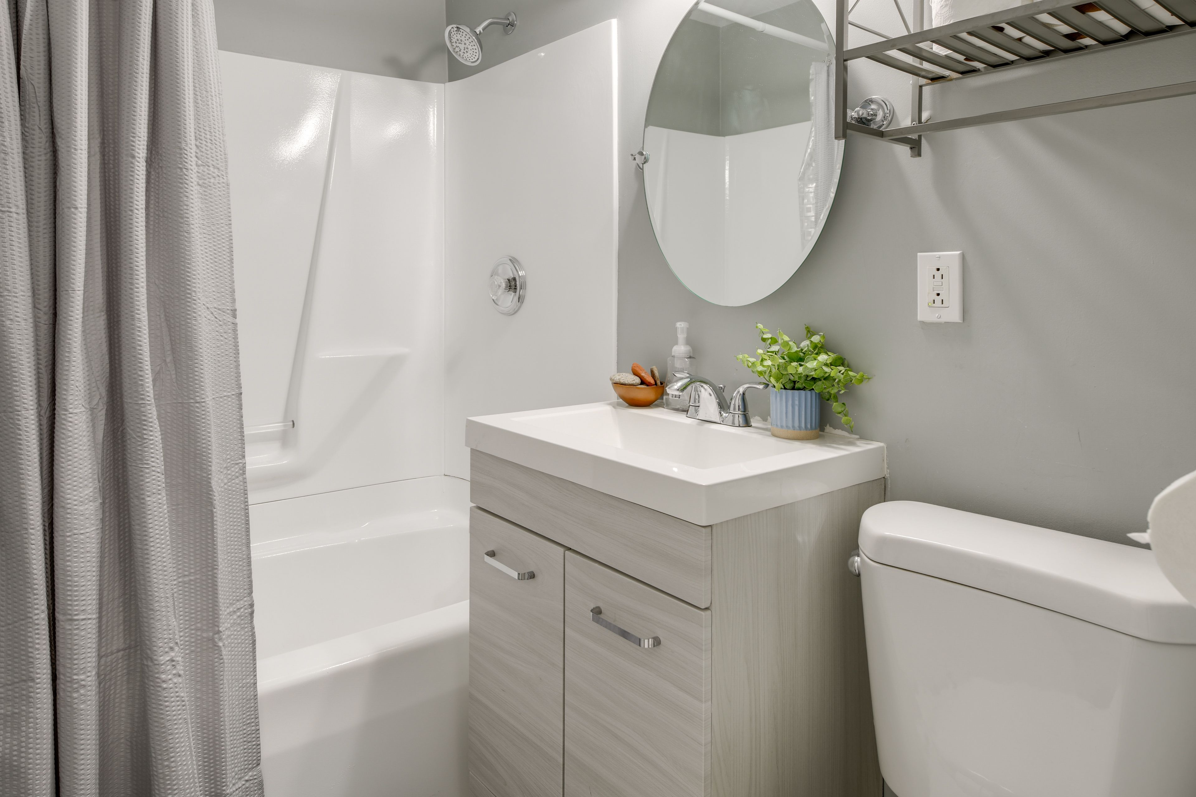 Full Bathroom | 1st Floor