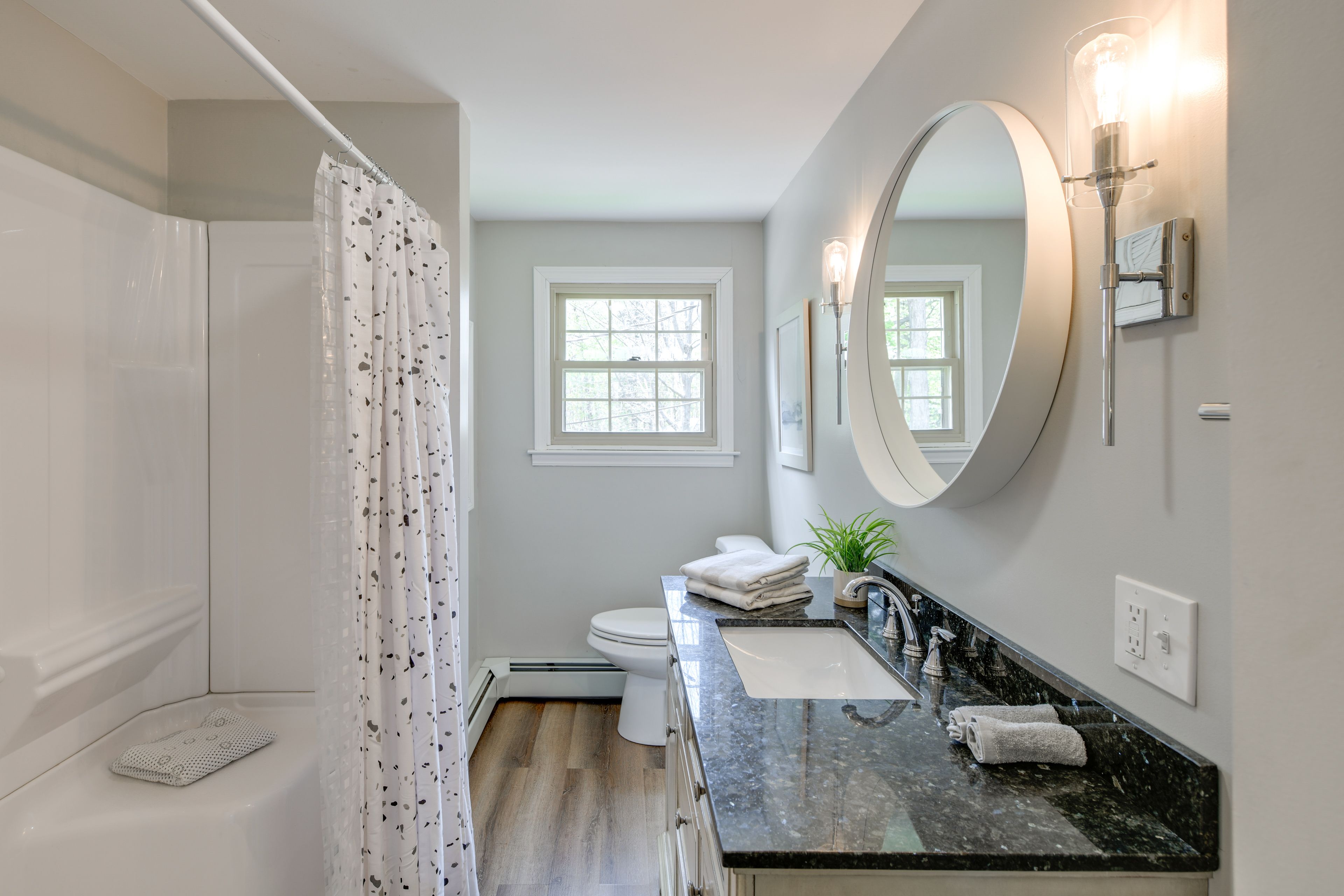 Full Bathroom | 2nd Floor