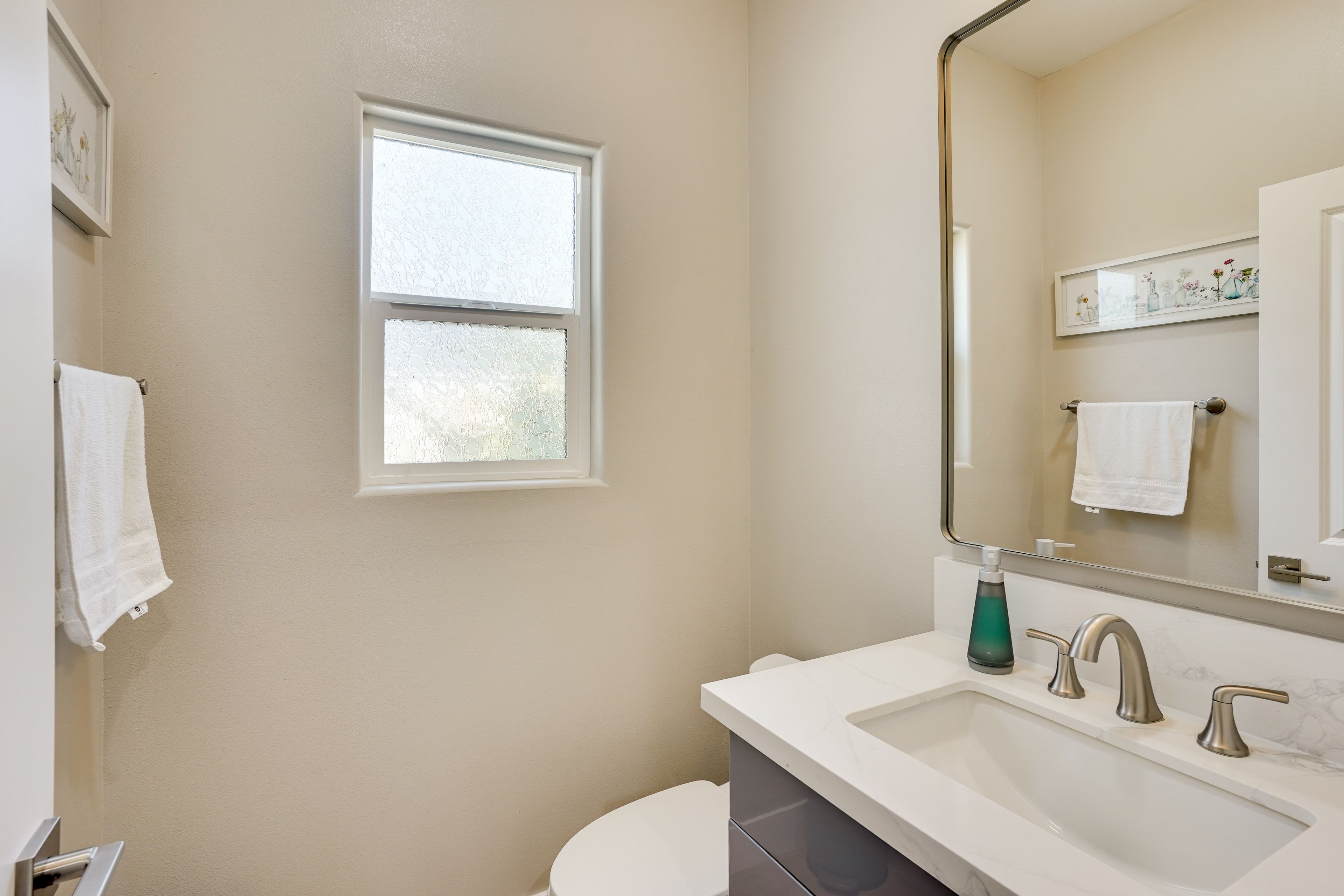 Half Bathroom | Towels Provided