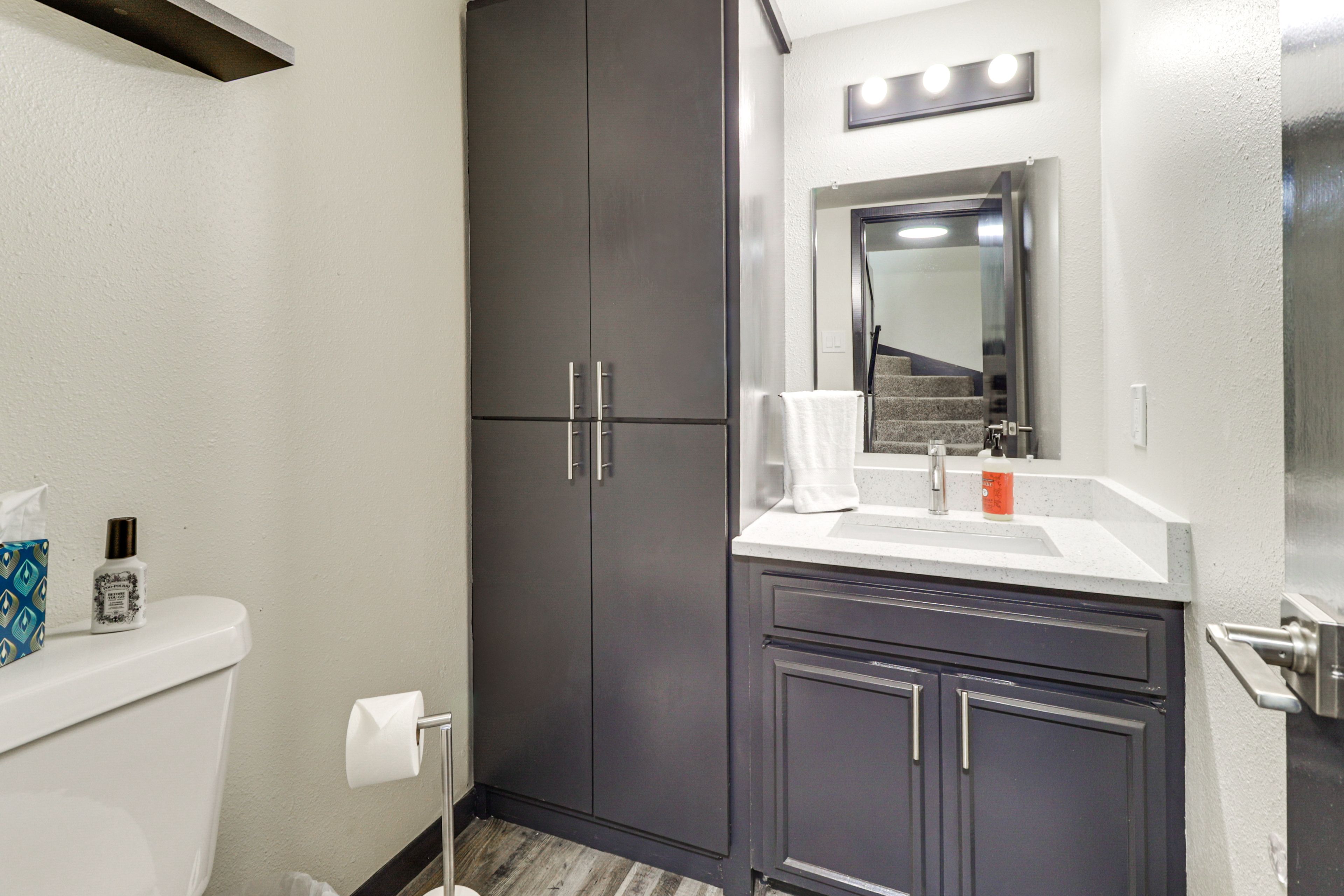 Half Bathroom | 1st Floor | Towels Provided