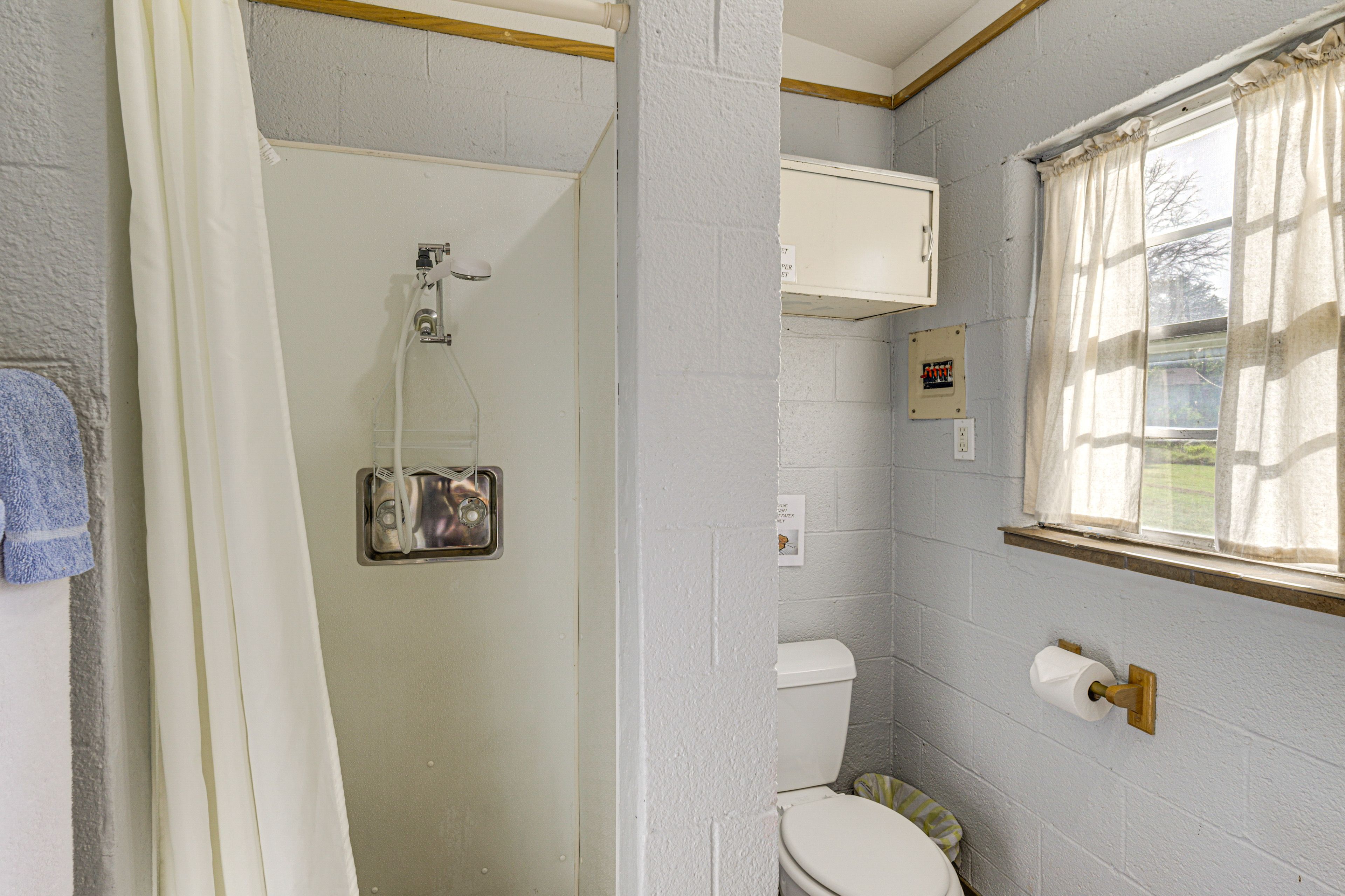 Full Bathroom | Towels Provided