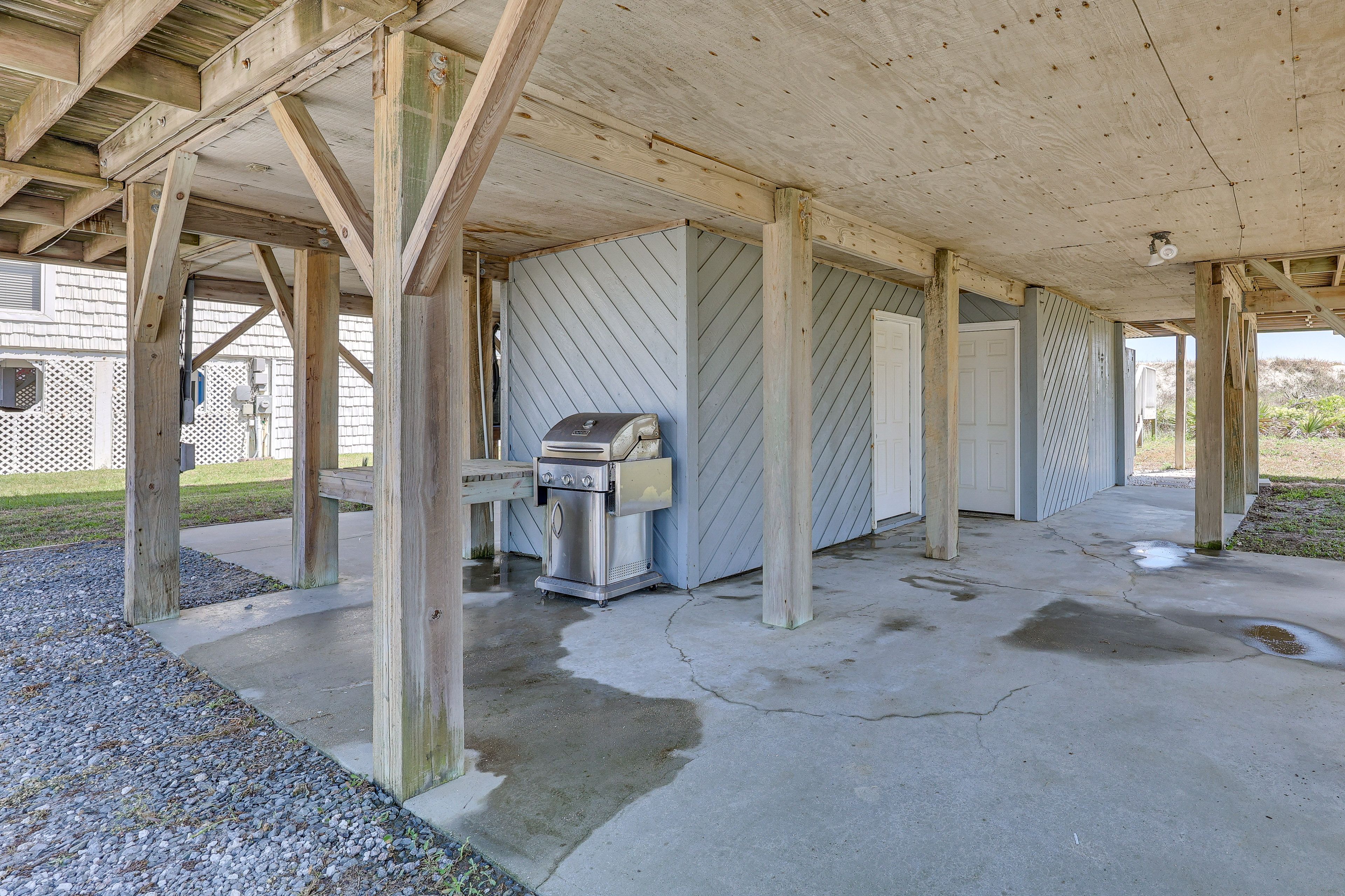 Carport | Gas Grill | Outdoor Shower
