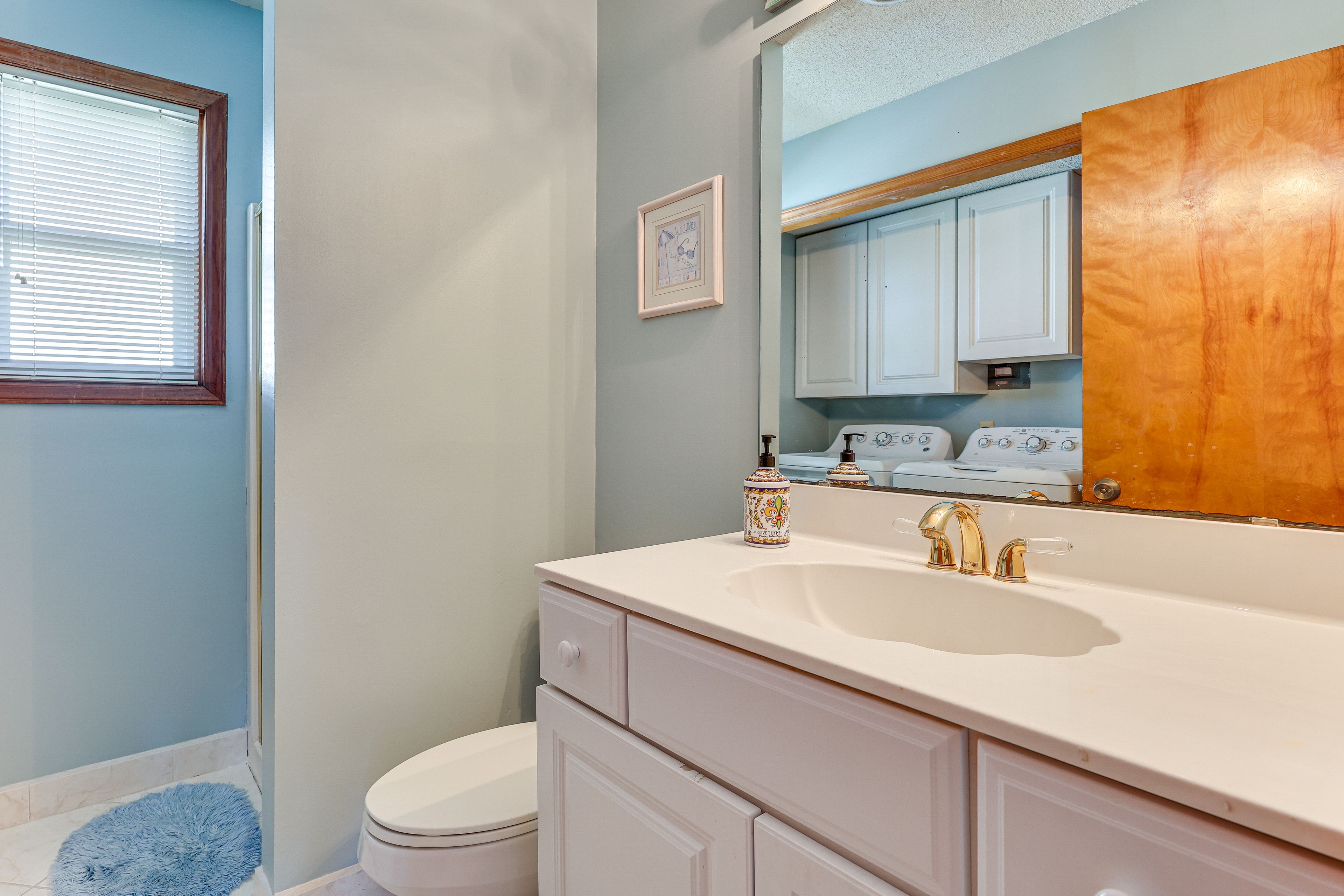 Full Bathroom | Towels Provided | 1st Floor