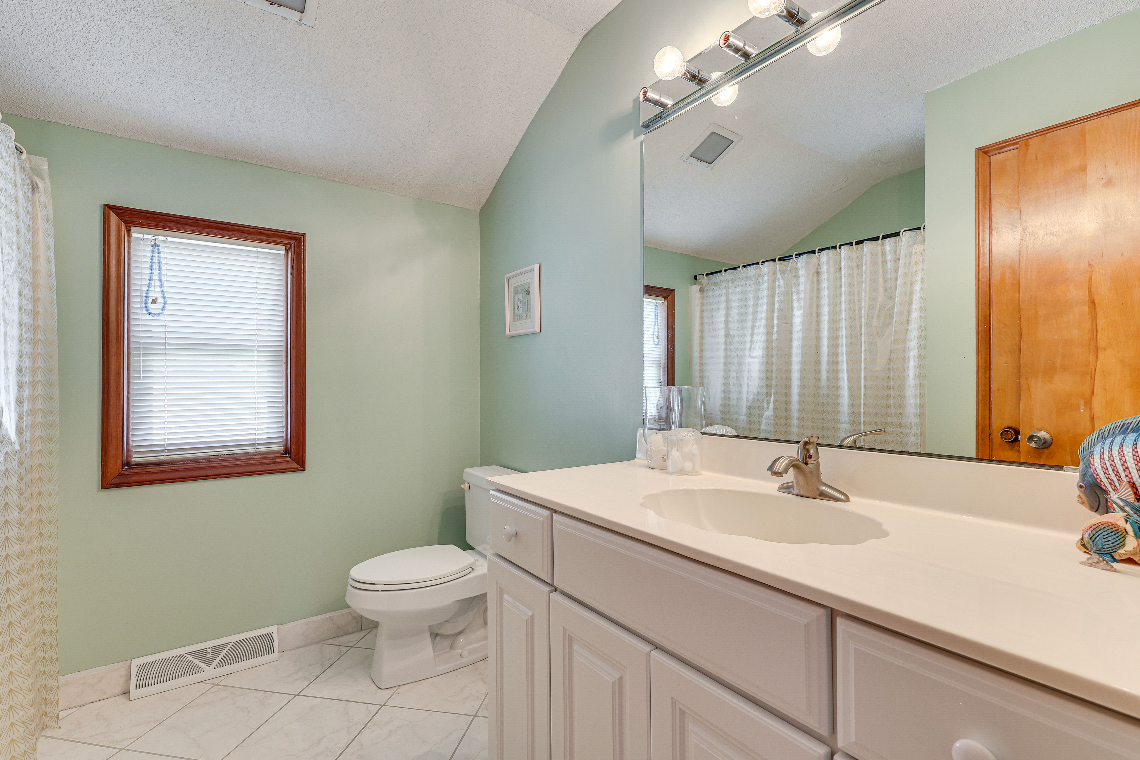 Full Bathroom | 2nd Floor