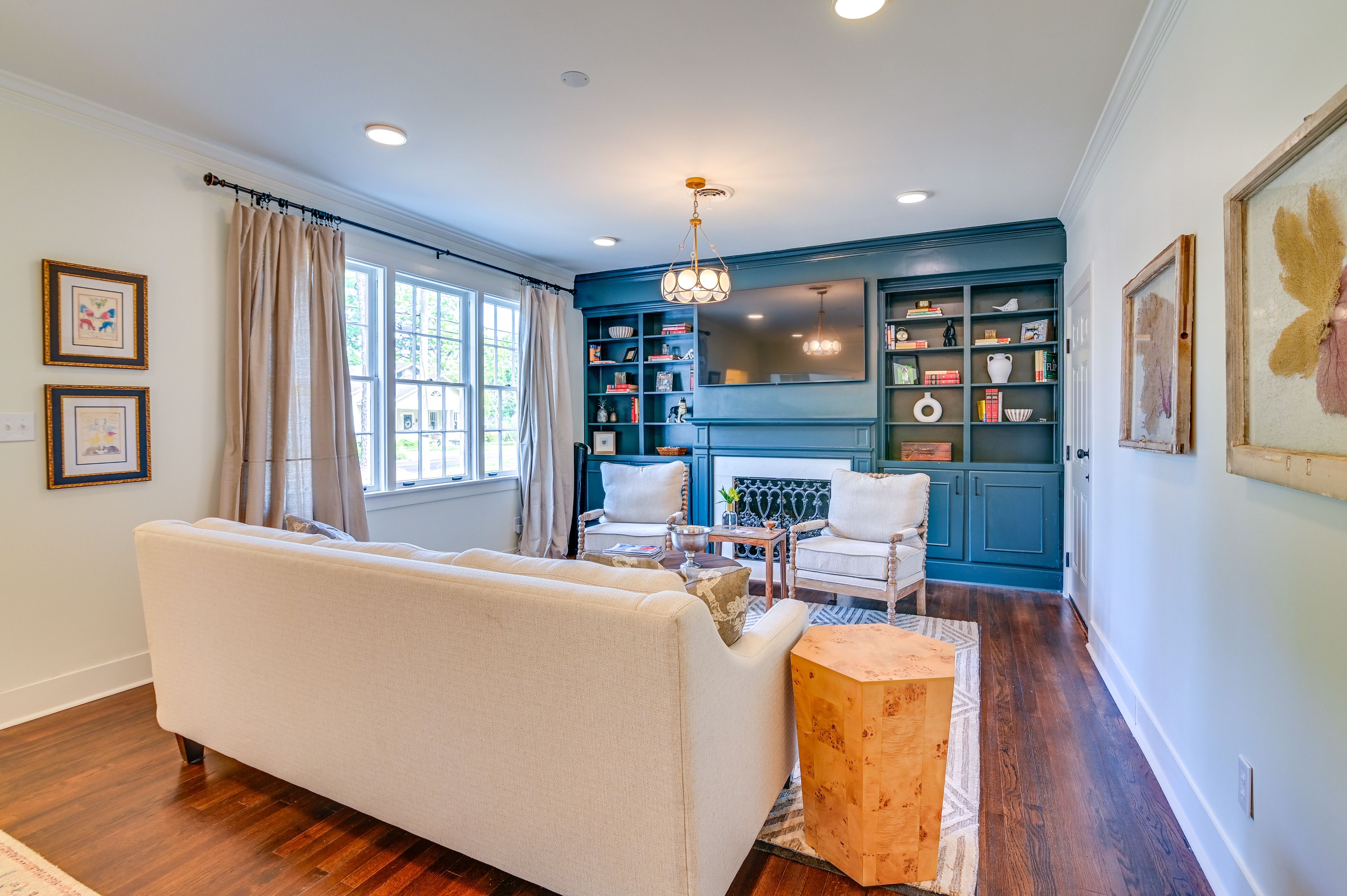 Living Room | 1st Floor | Smart TV w/ Cable | Central Heating & A/C | Free WiFi
