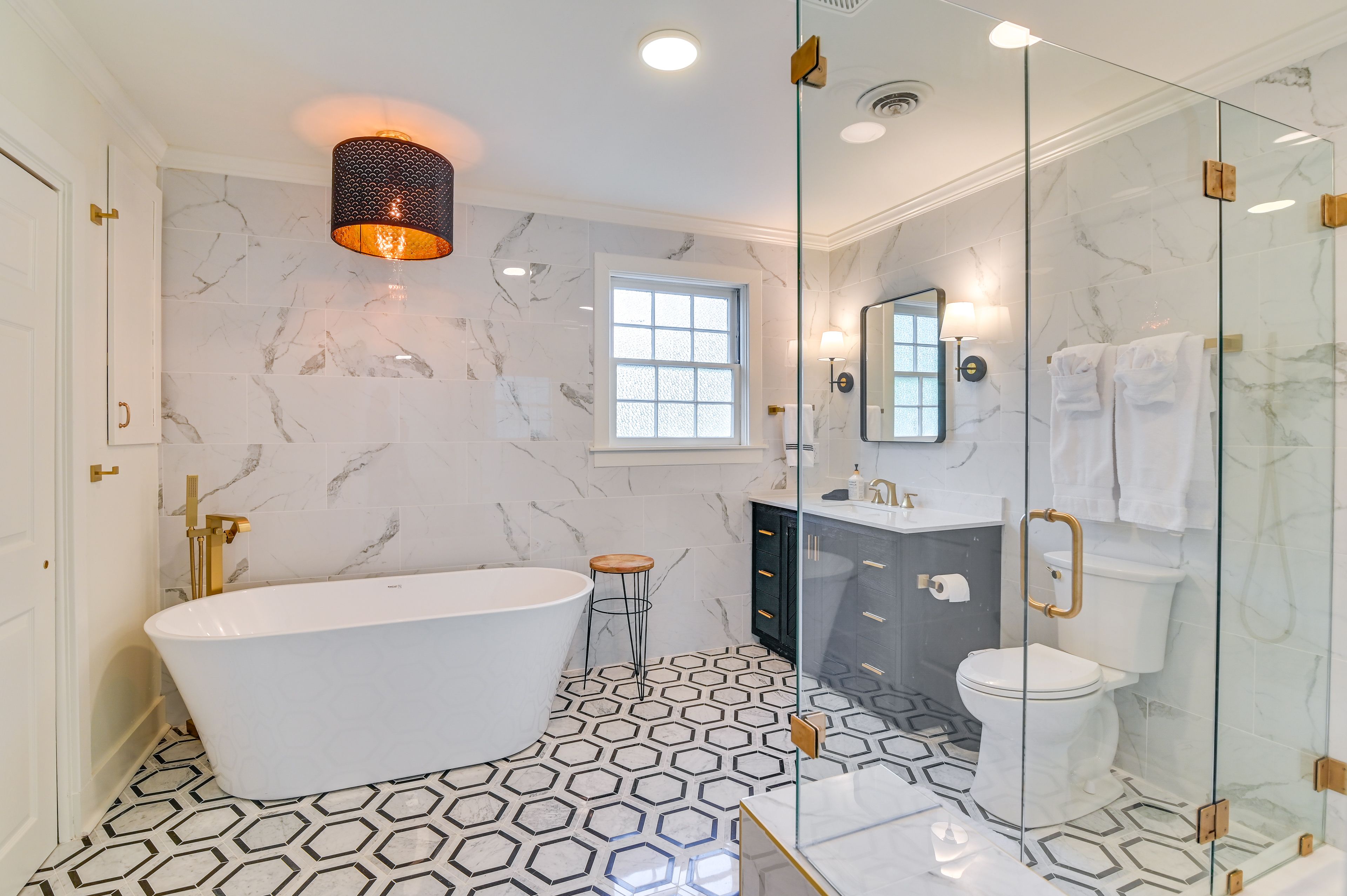 Full Bathroom | 1st Floor | Complimentary Toiletries | Towels Provided