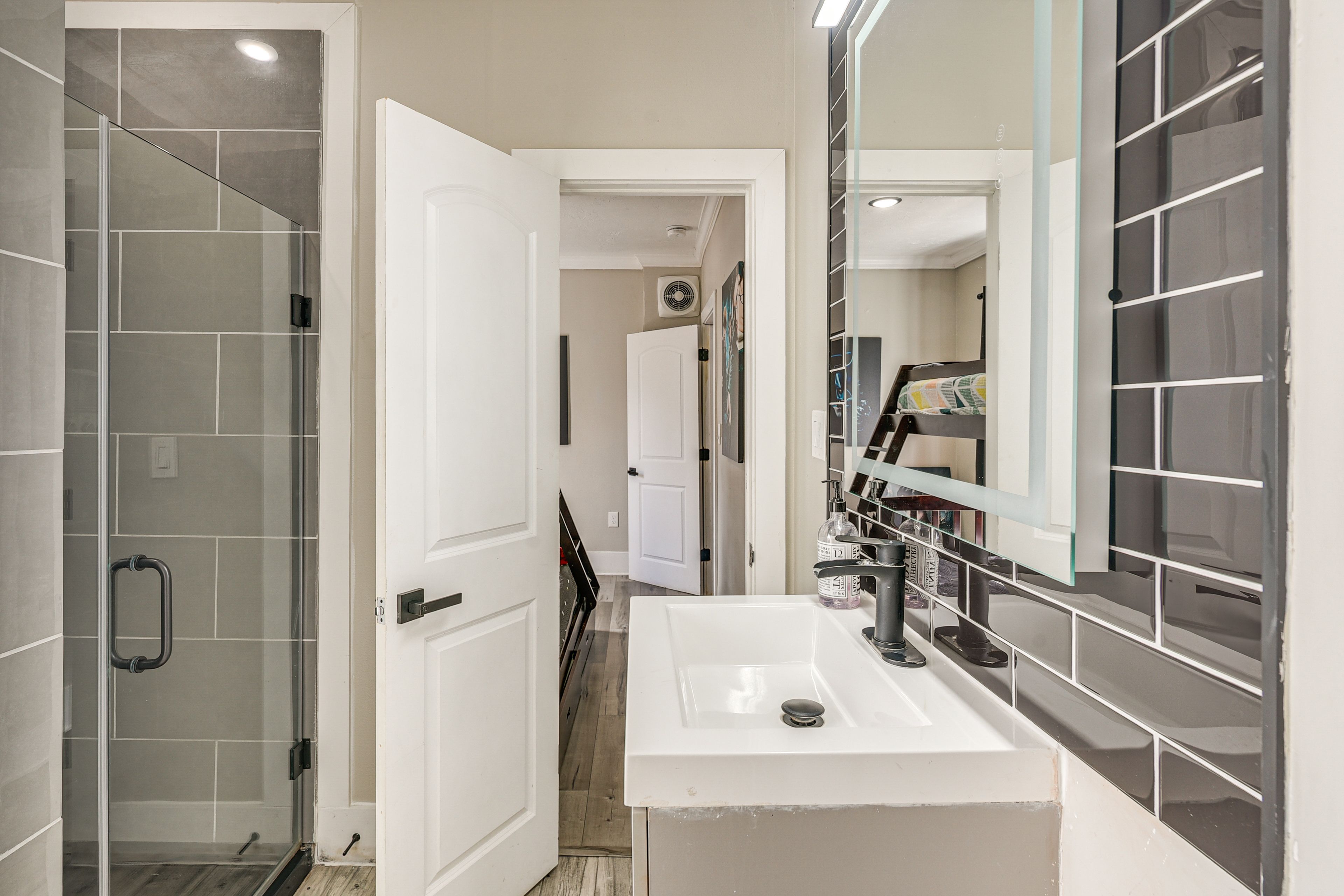 Full Bathroom | Towels Provided