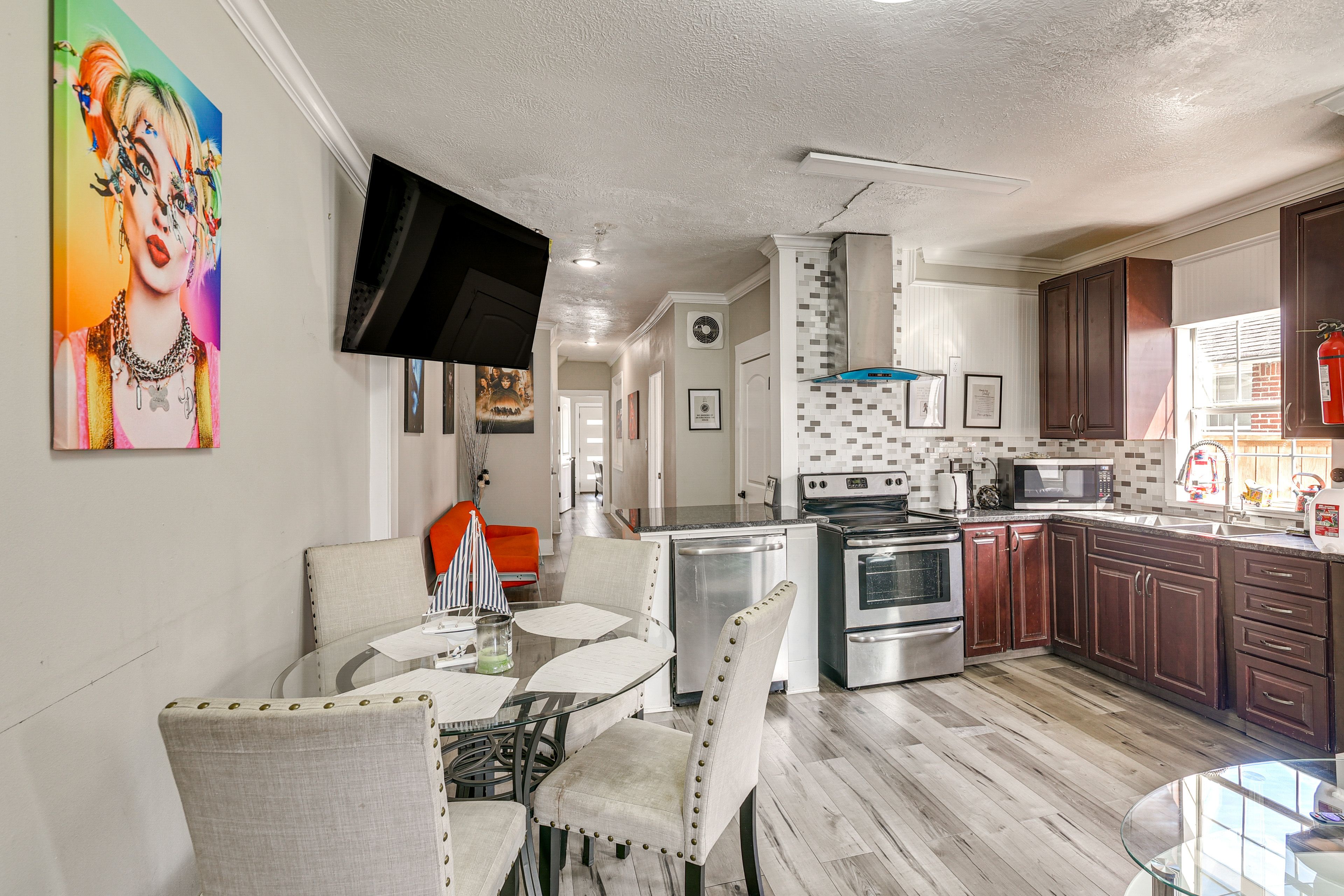 Dining Area | Dishware & Flatware | Single-Story Apartment