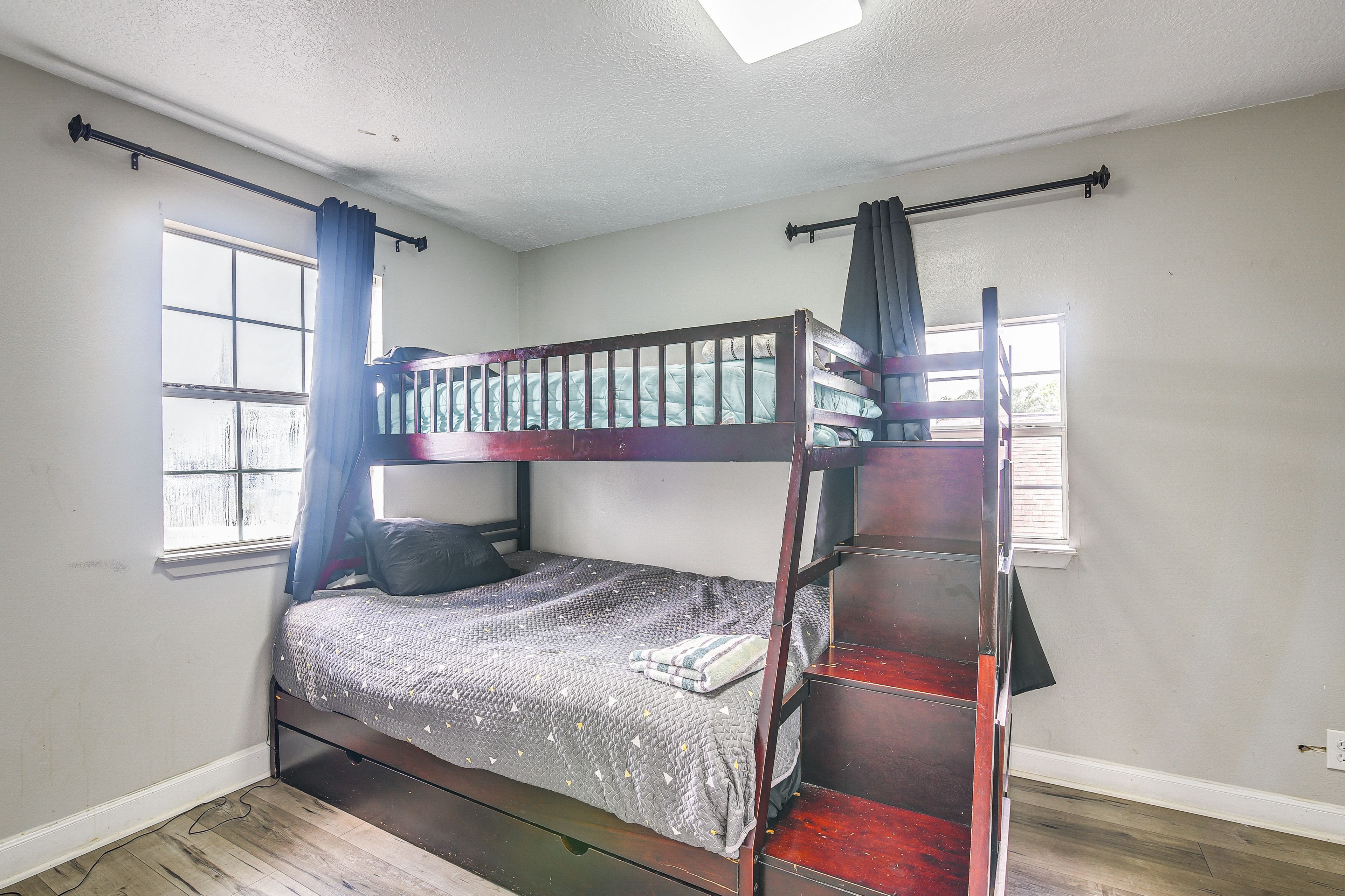 Bedroom 2 | Twin/Full Bunk Bed