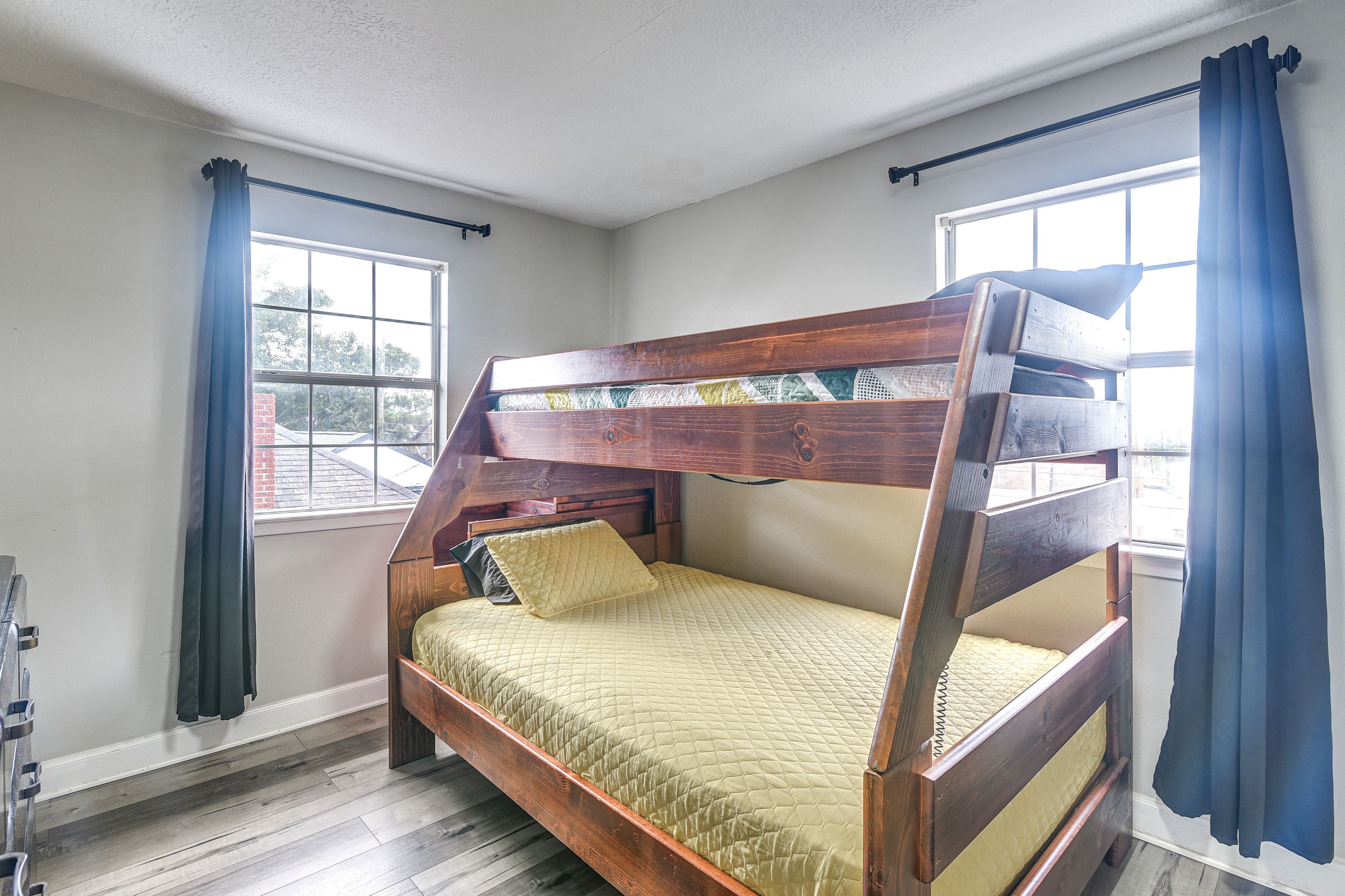 Bedroom 3 | Twin/Full Bunk Bed
