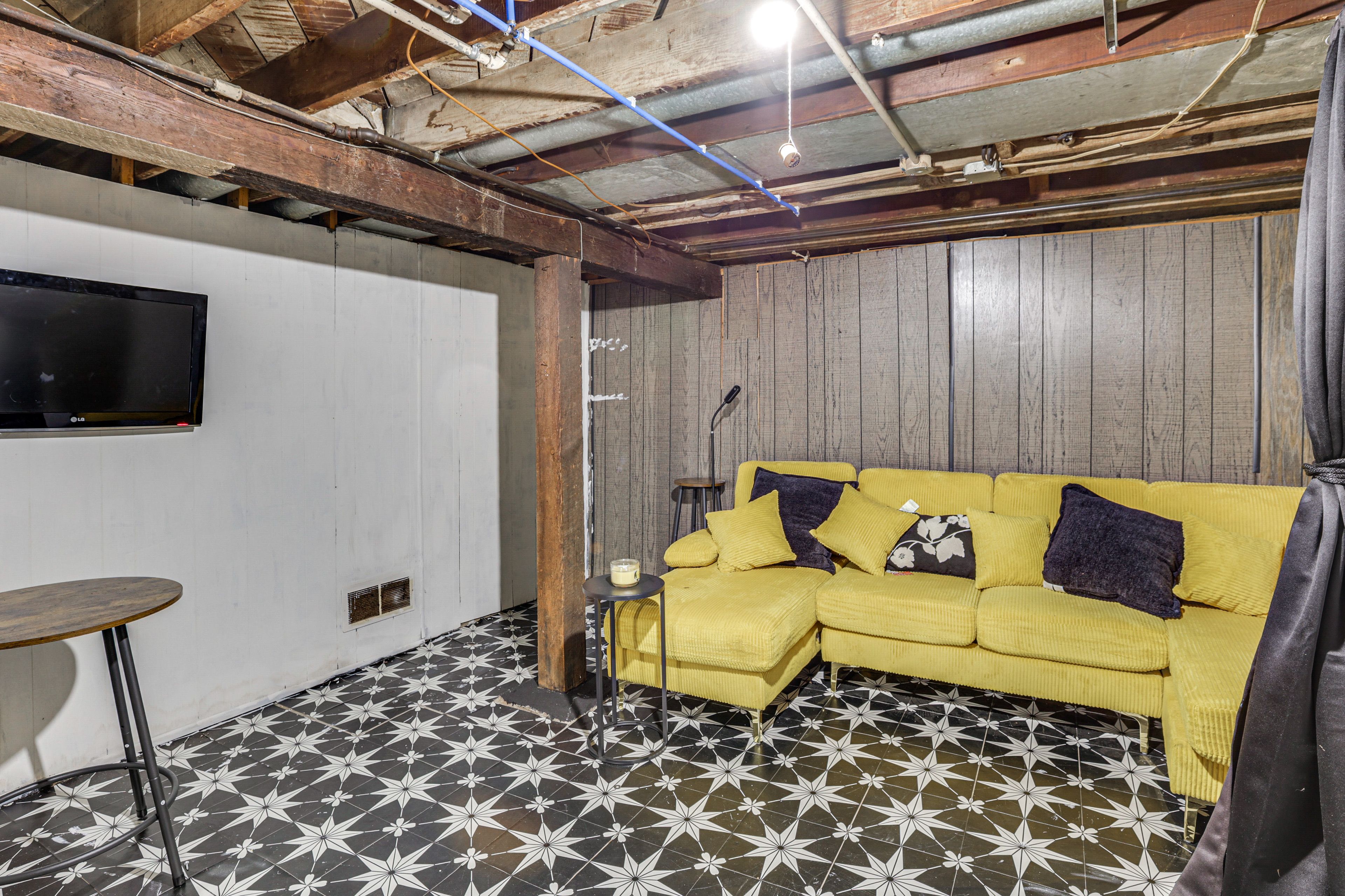 Living Area | Flat-Screen TV | Washer/Dryer | Lower Level