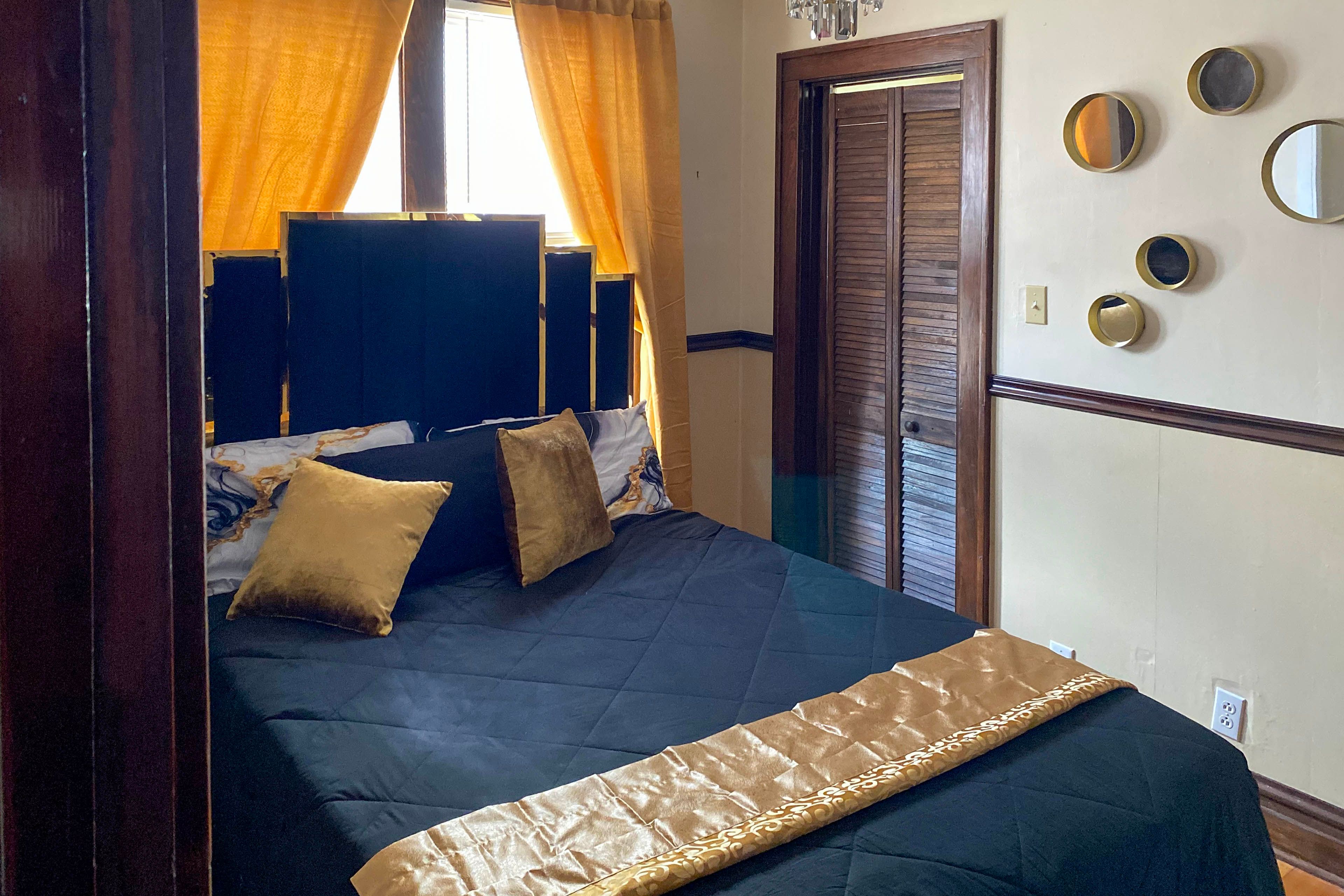 Bedroom 1 | Queen Bed | Flat-Screen TV | Main Level