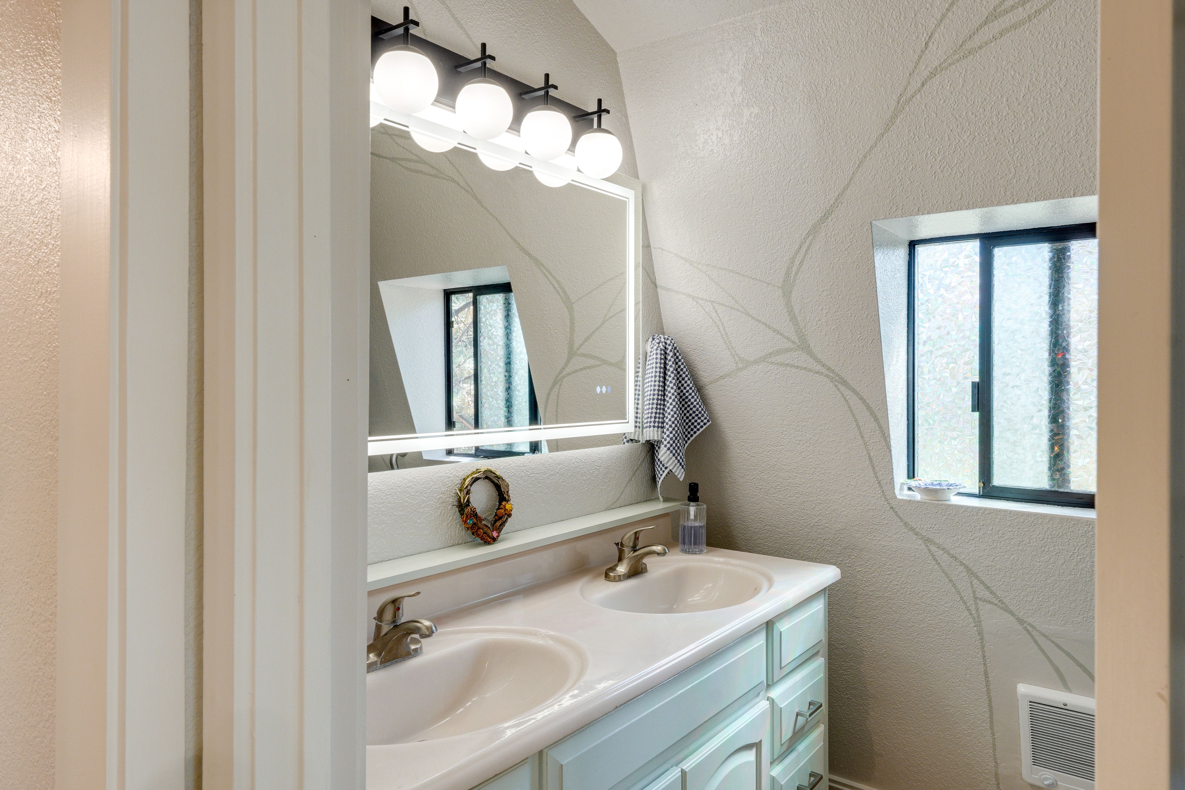 Full Bathroom | 2nd Floor | Towels Provided