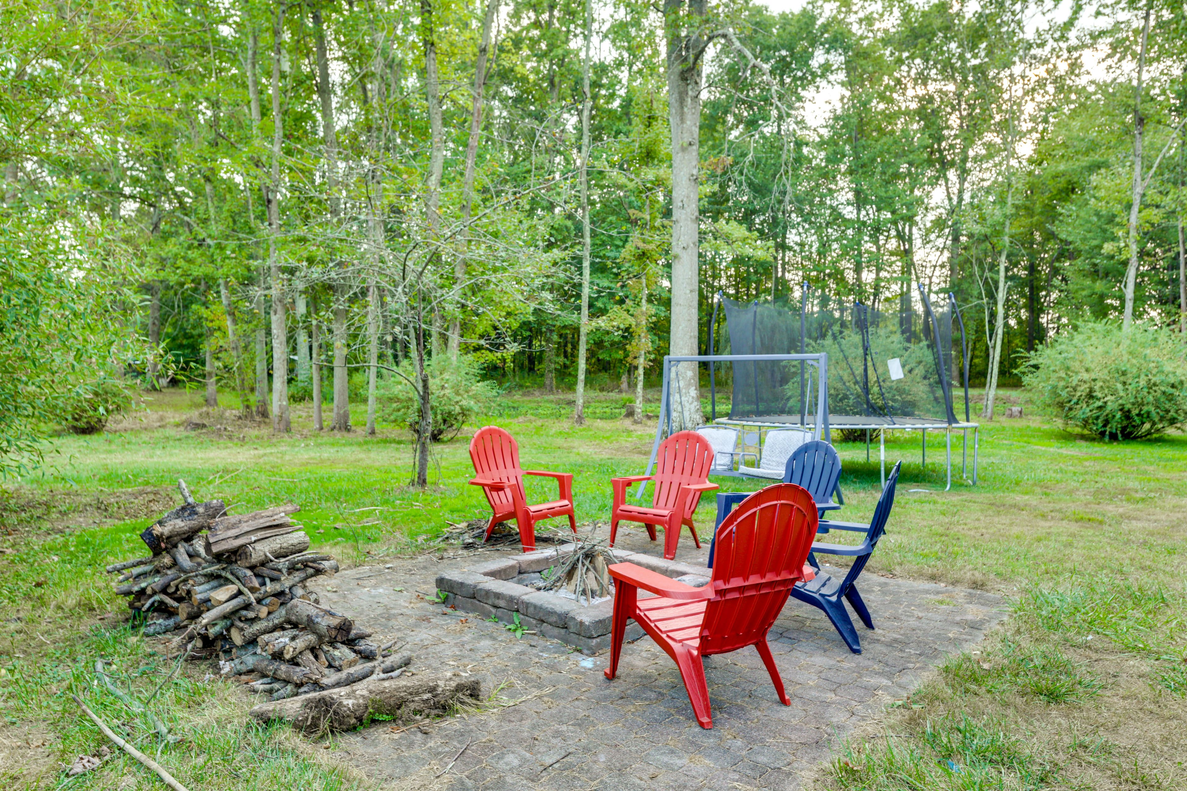 Private Yard | Fire Pits | Trampoline | 2-Person Swing | Hammock