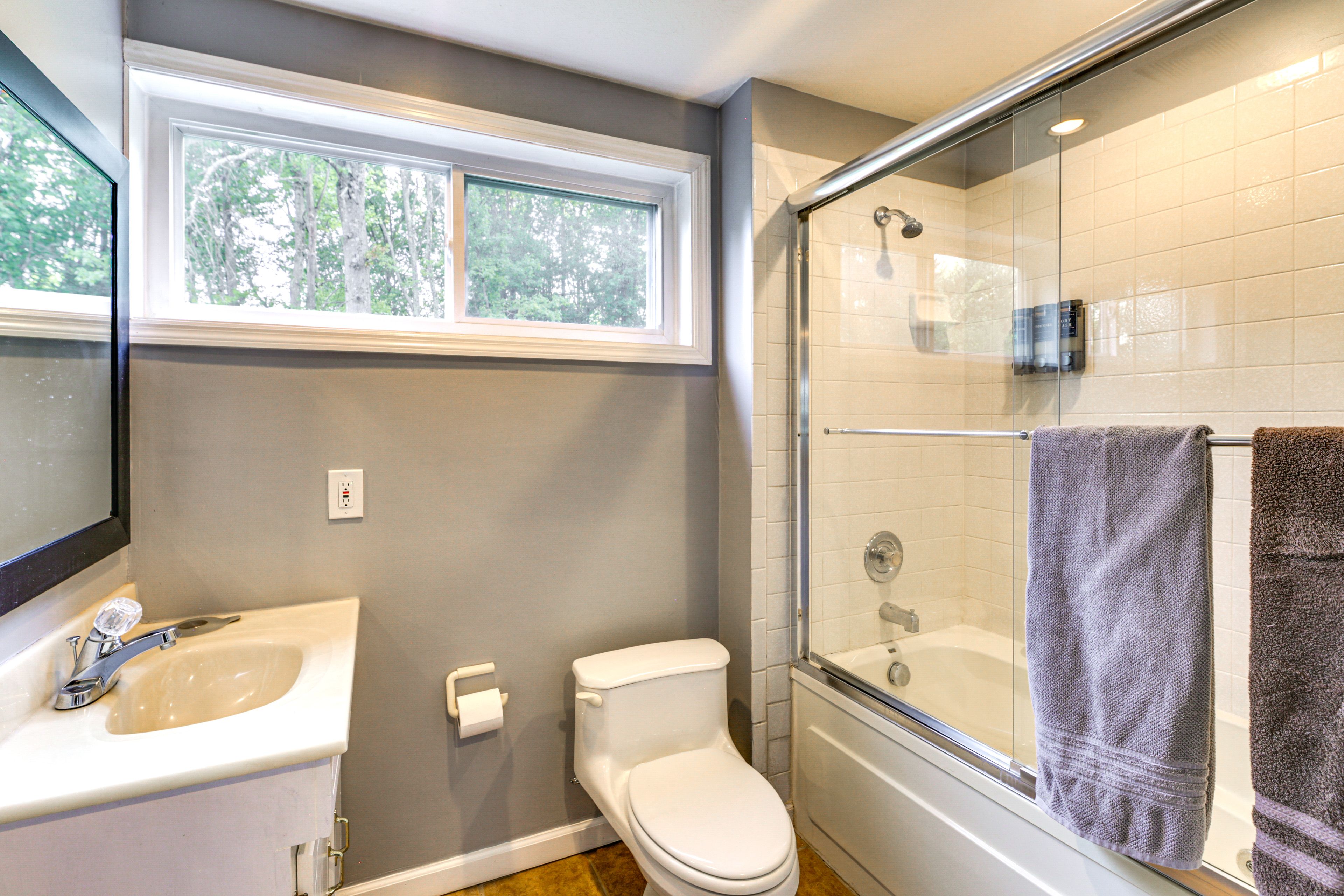 Full Bathroom | 2nd Floor