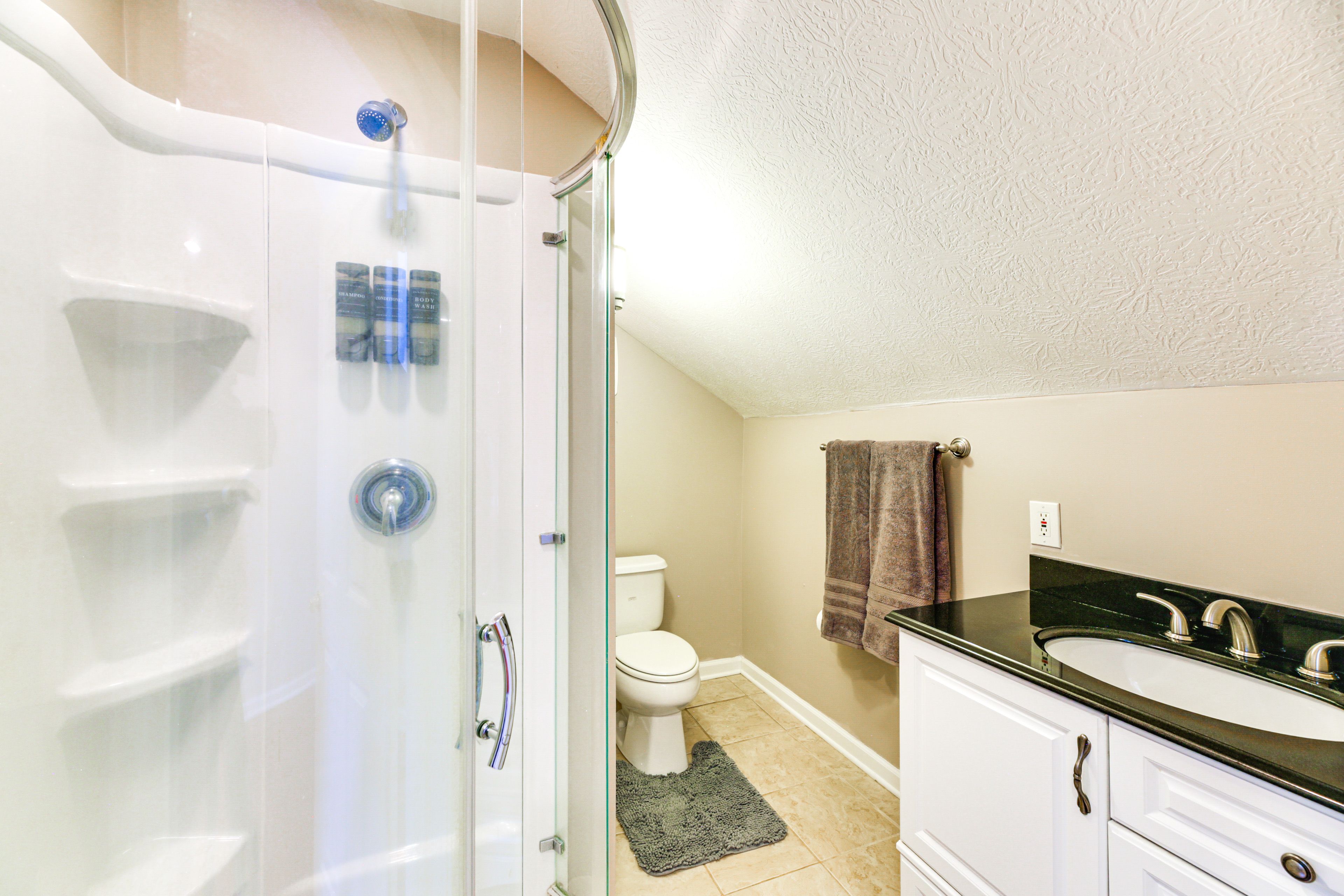 Full Bathroom | 3rd Floor