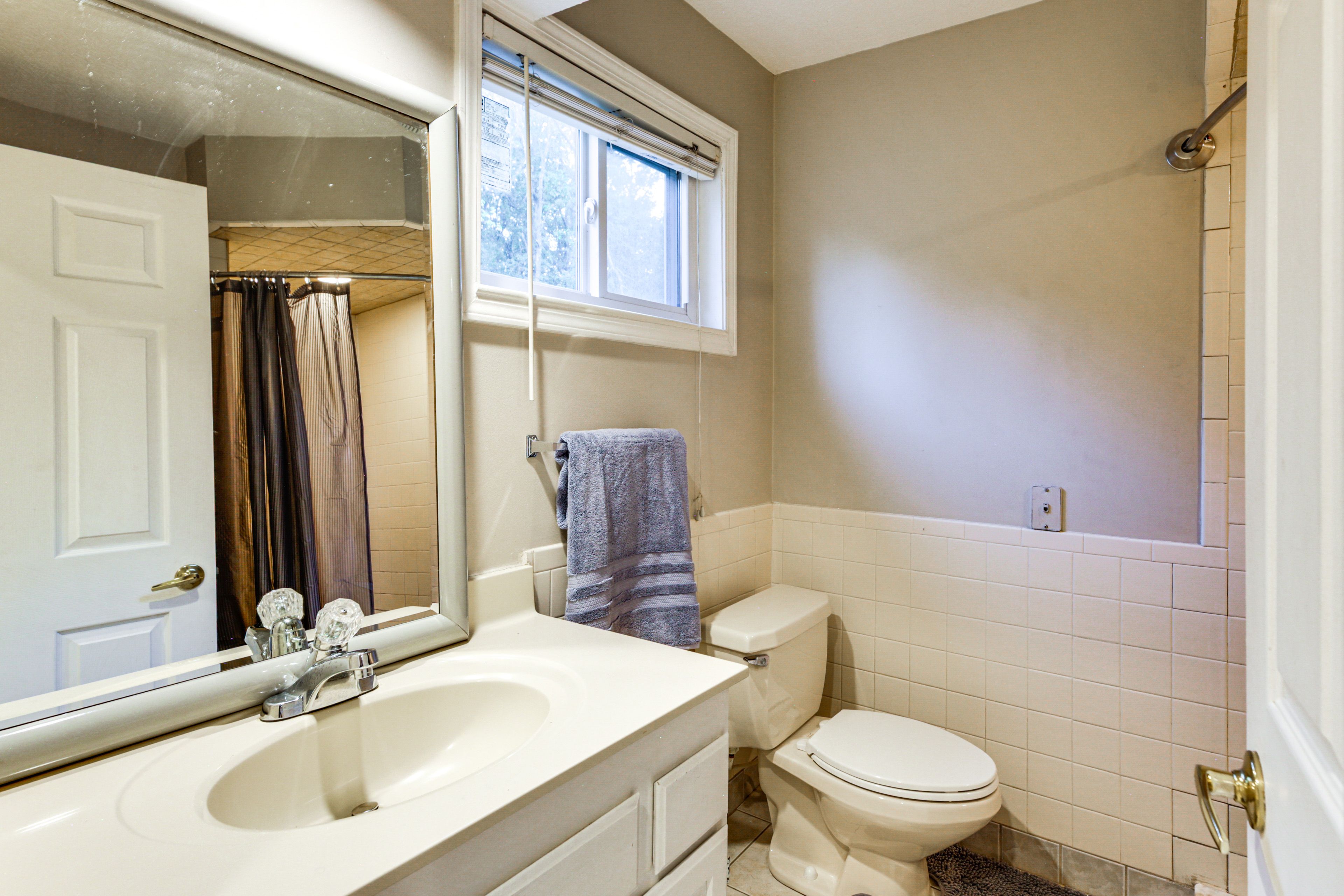Full Bathroom | 1st Floor | Towels Provided