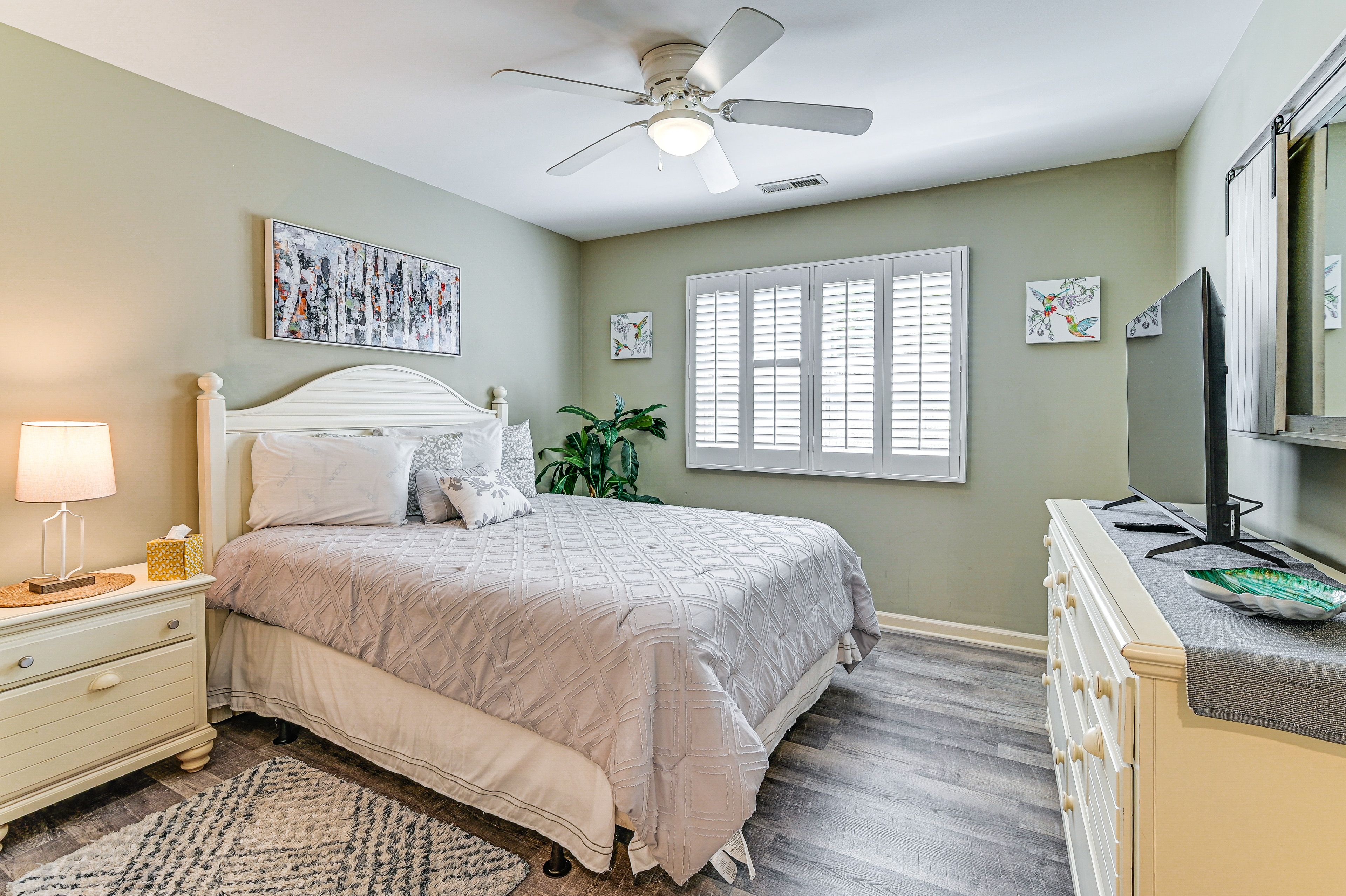 Bedroom 1 | Queen Bed | Flat-Screen TV | En-Suite Bathroom