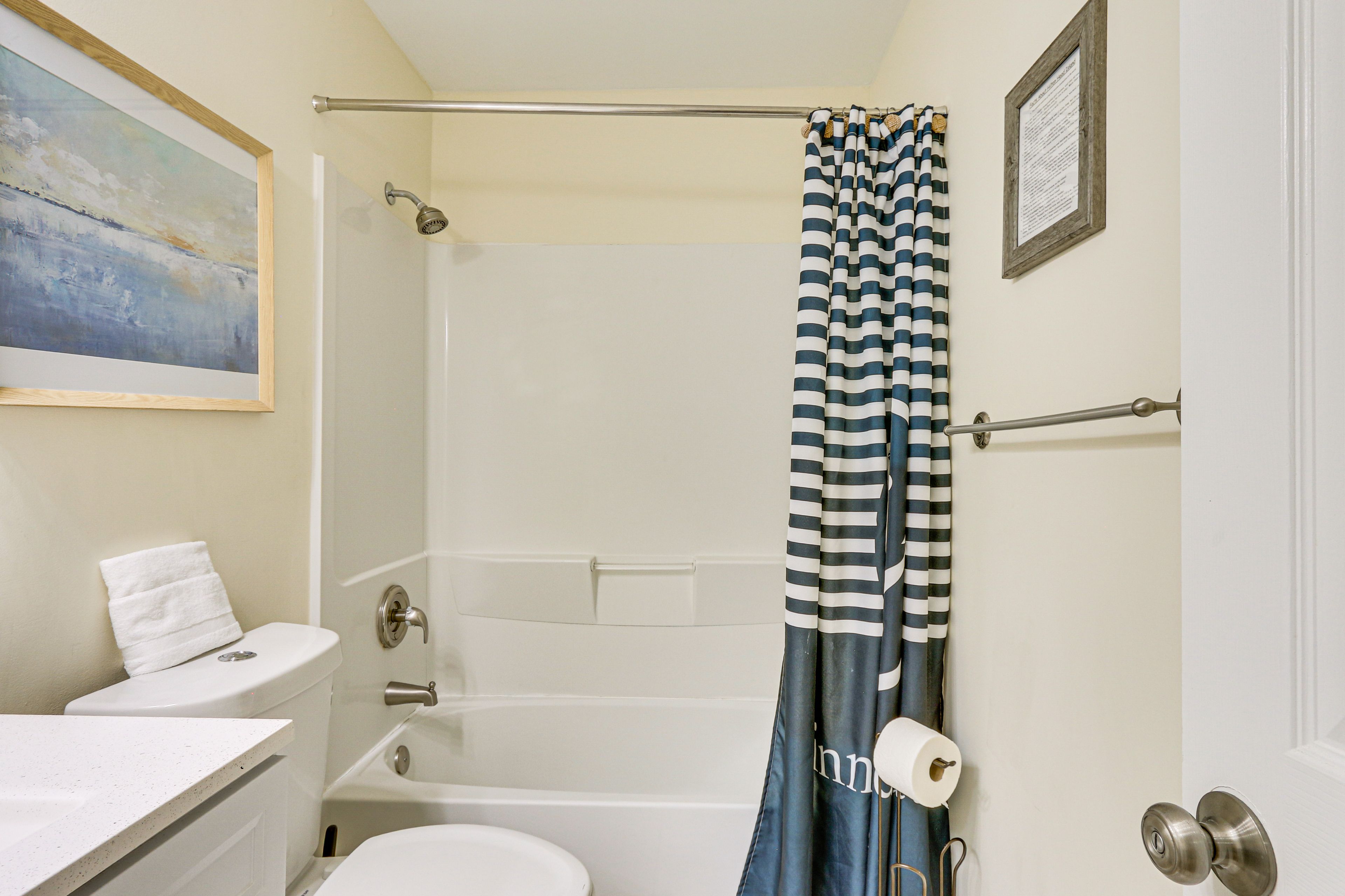 Full Bathroom | Towels Provided
