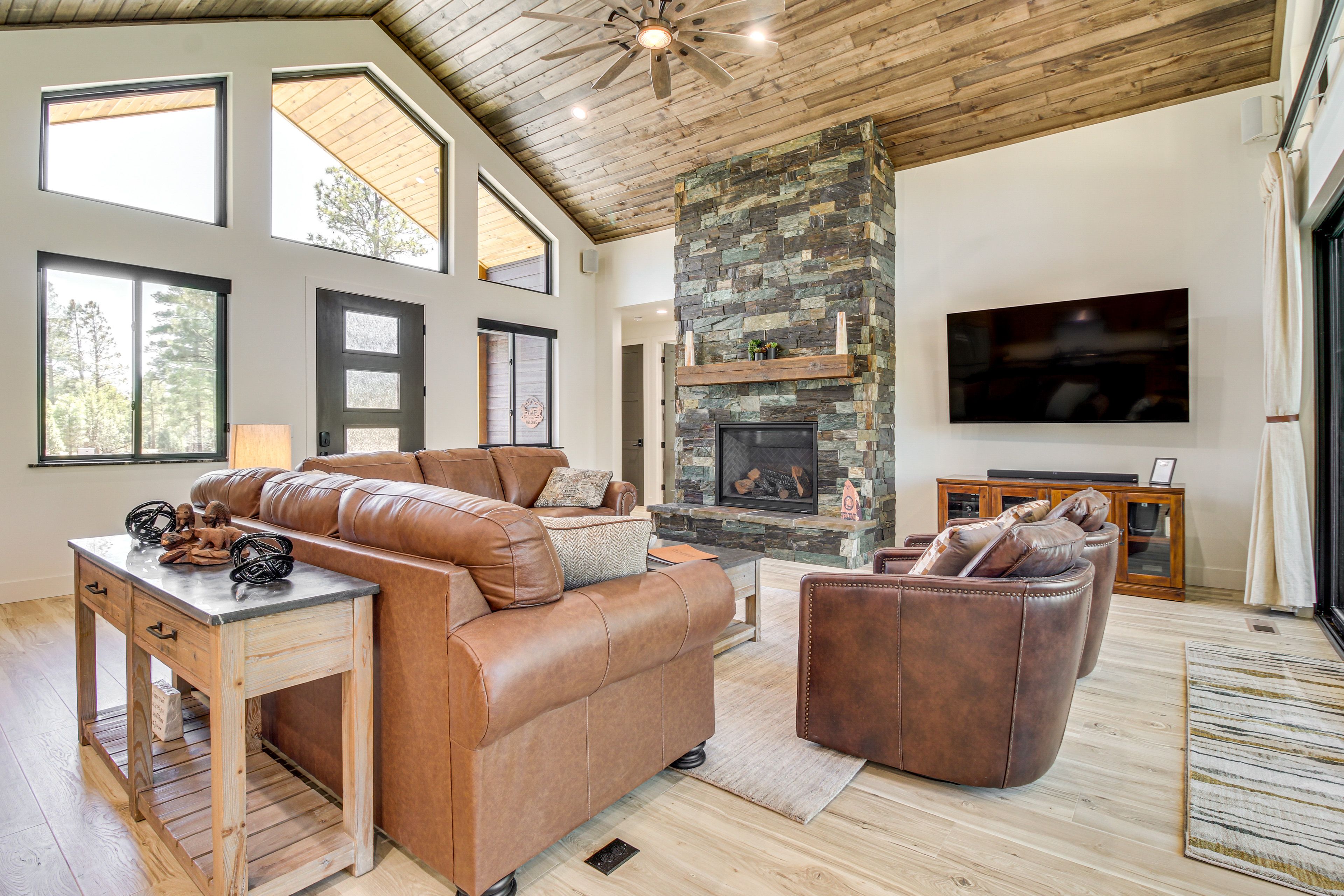 Show Low Vacation Rental | 4BR | 2.5BA | 2,600 Sq Ft | 6 Steps to Enter
