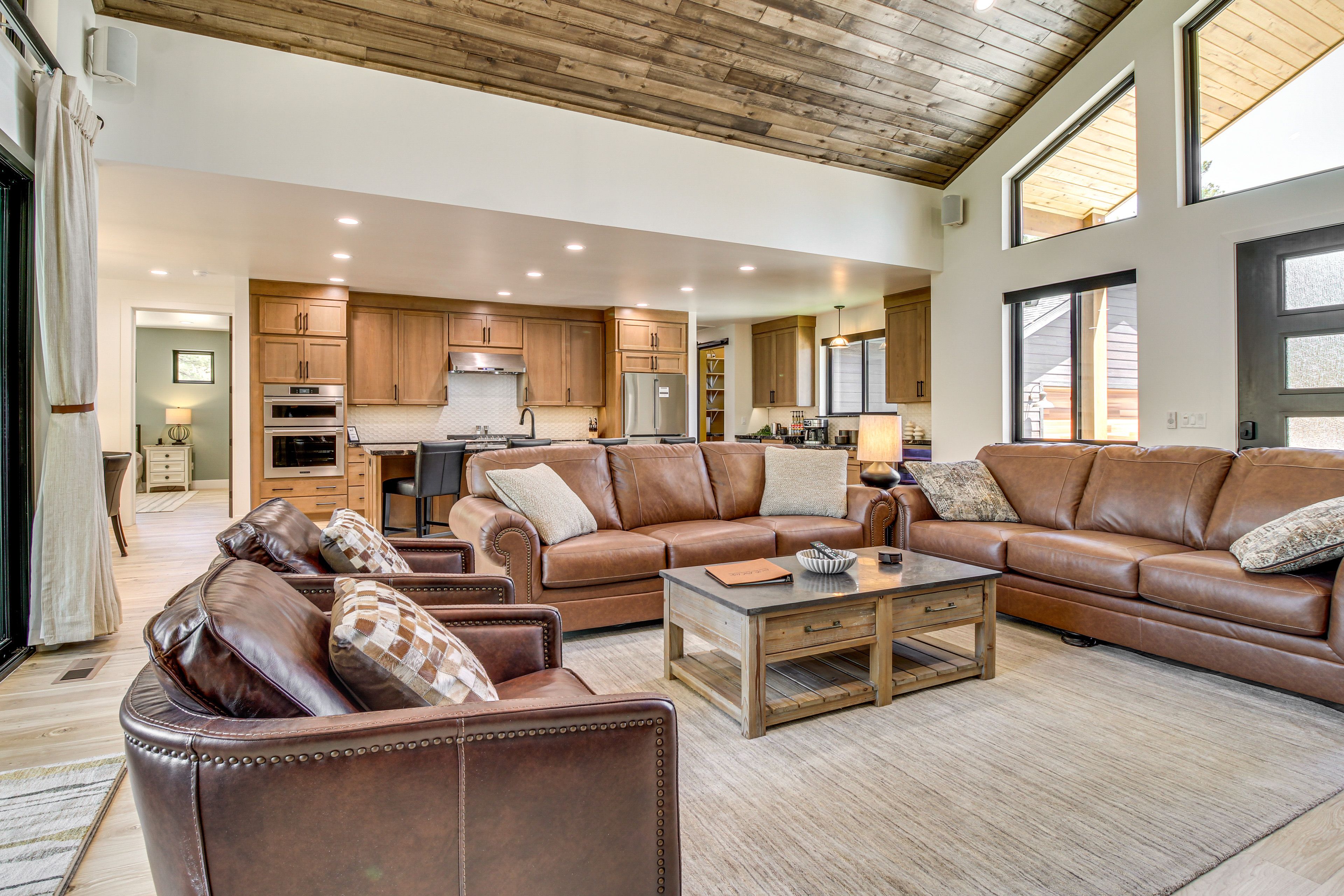 Living Room | Smart TV | Gas Fireplace