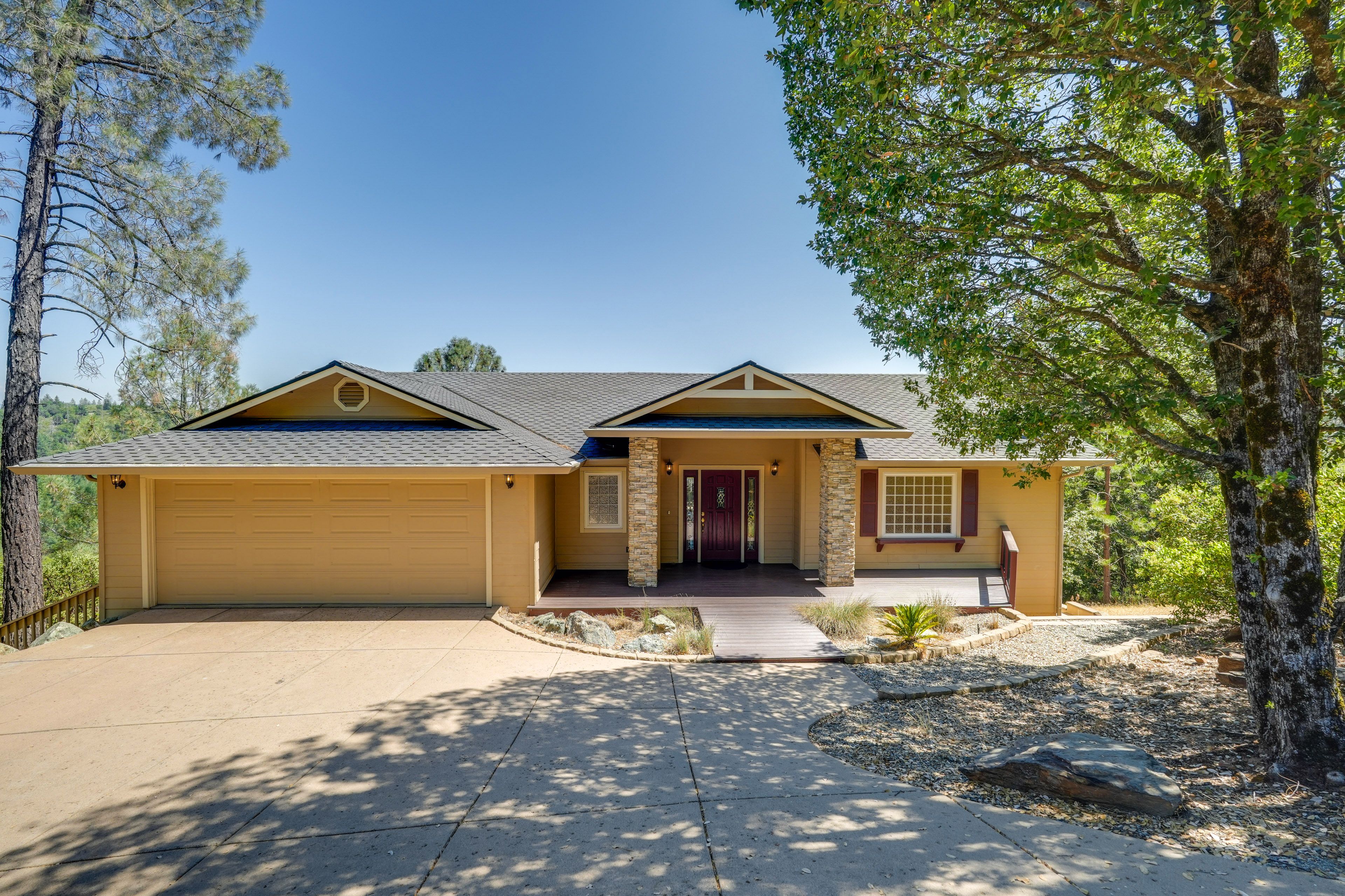 Exterior | Driveway (3 Vehicles)