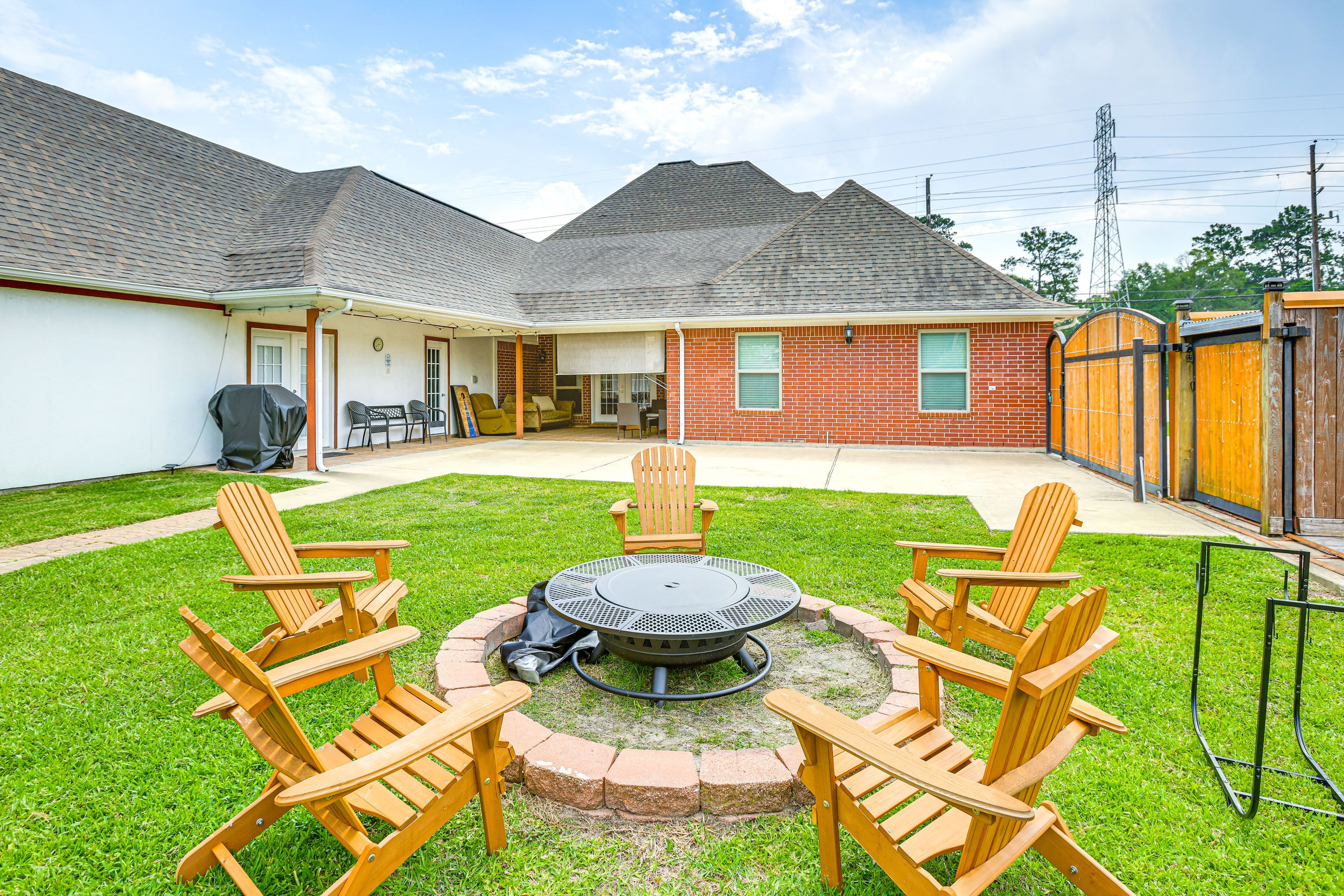 Backyard | Fire Pit | Outdoor Seating