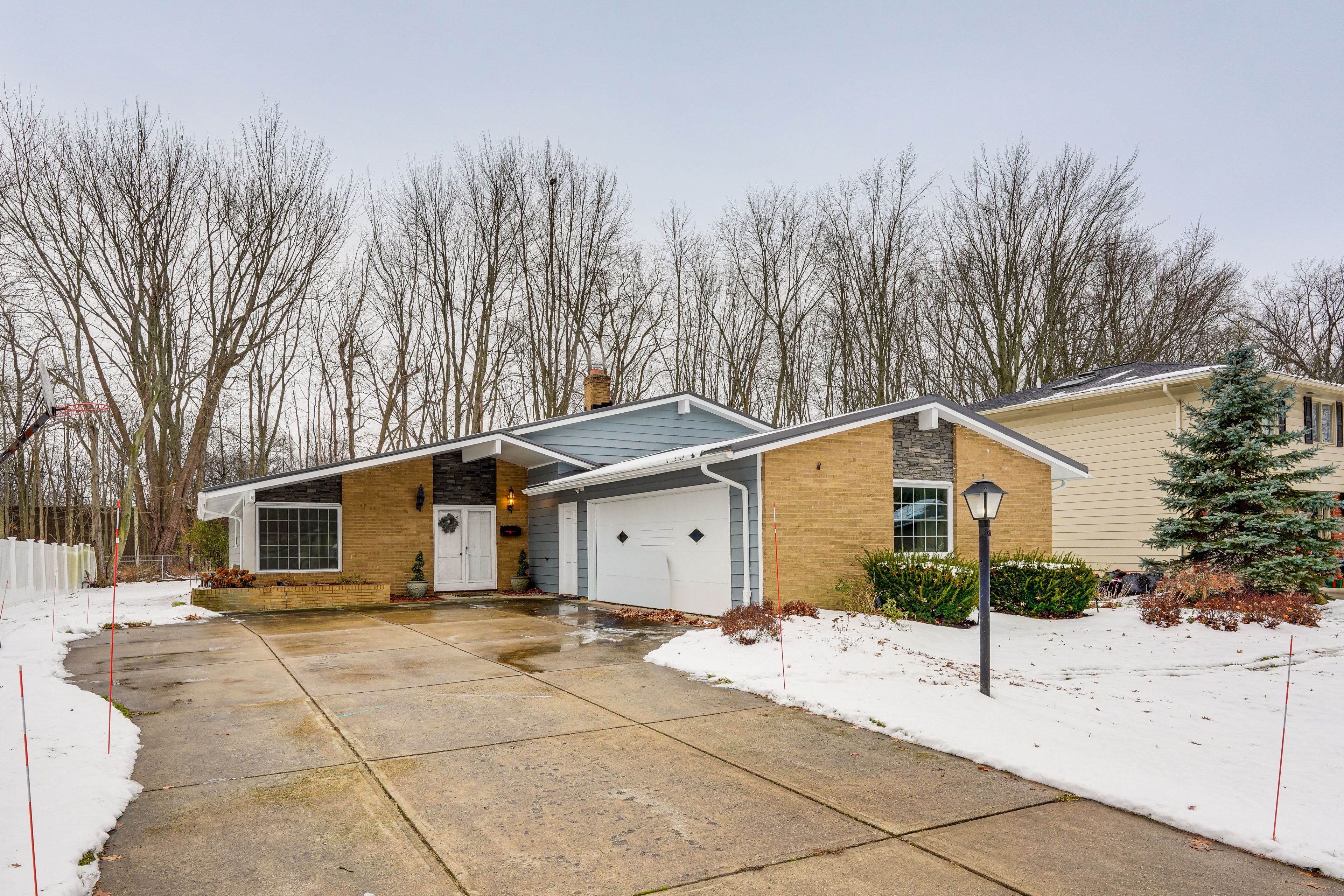 House Exterior | Driveway (6 Vehicles)