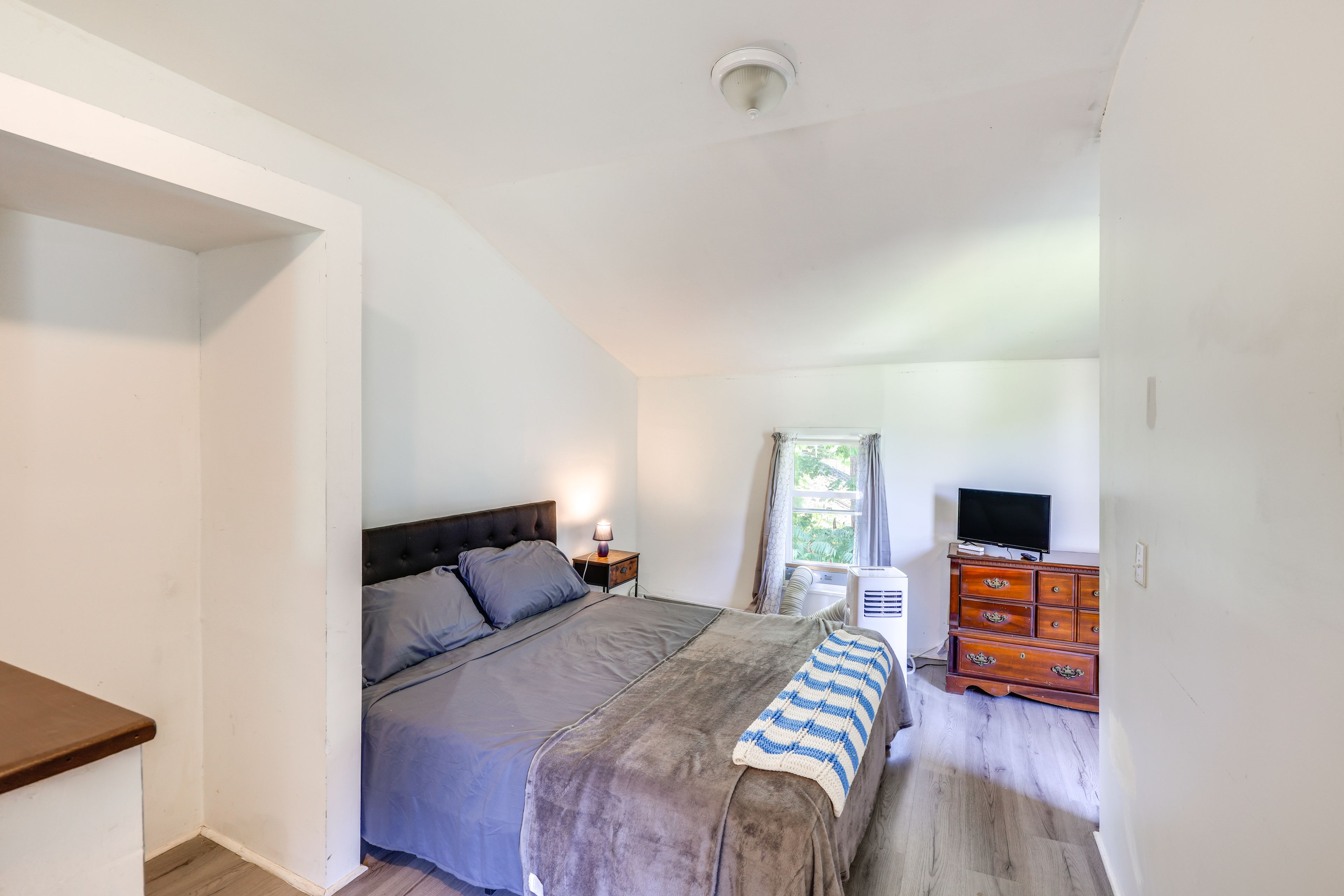 Bedroom 1 | Queen Bed | Linens