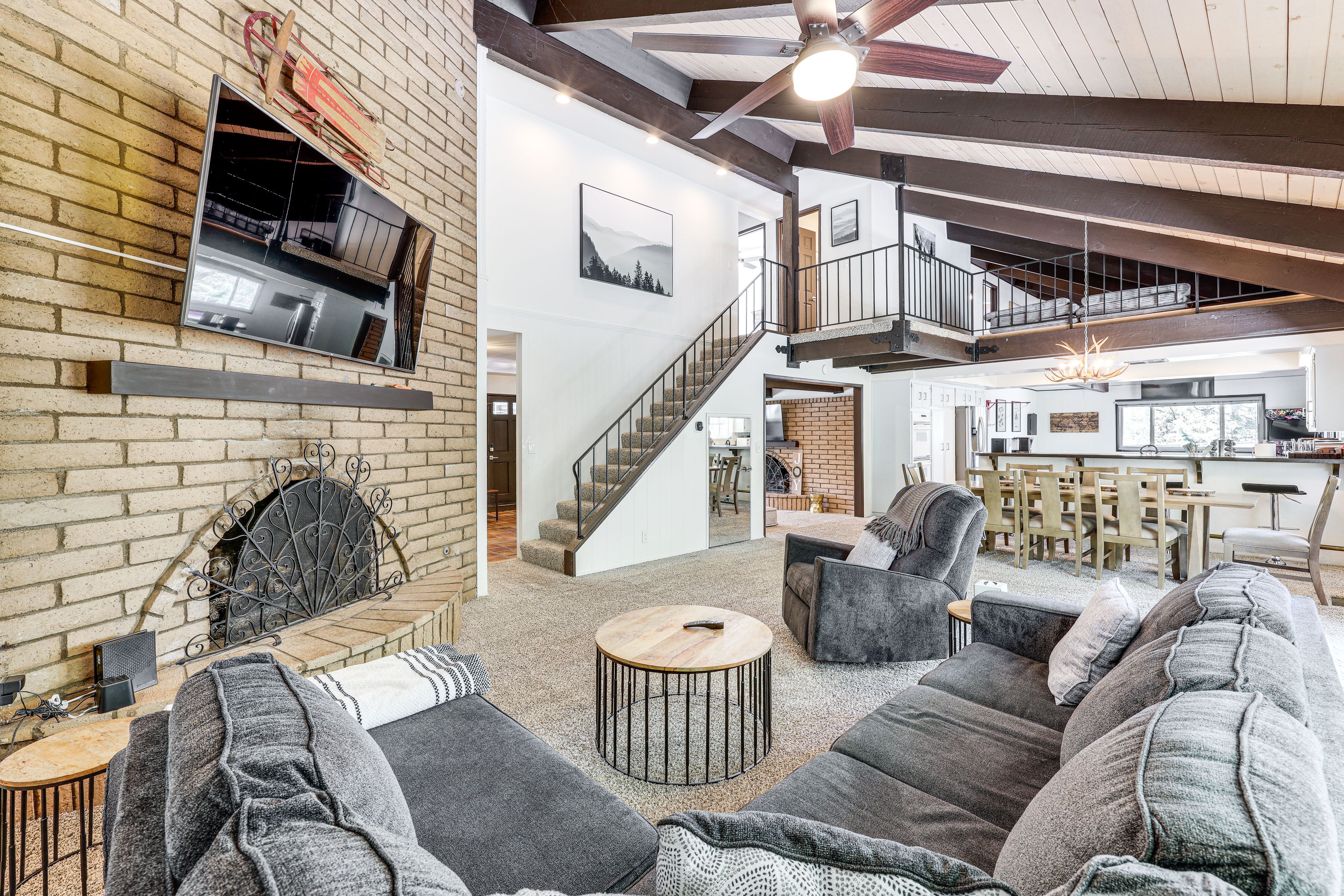 Living Room | 1st Floor | Queen Sleeper Sofa | Free WiFi | Smart TV