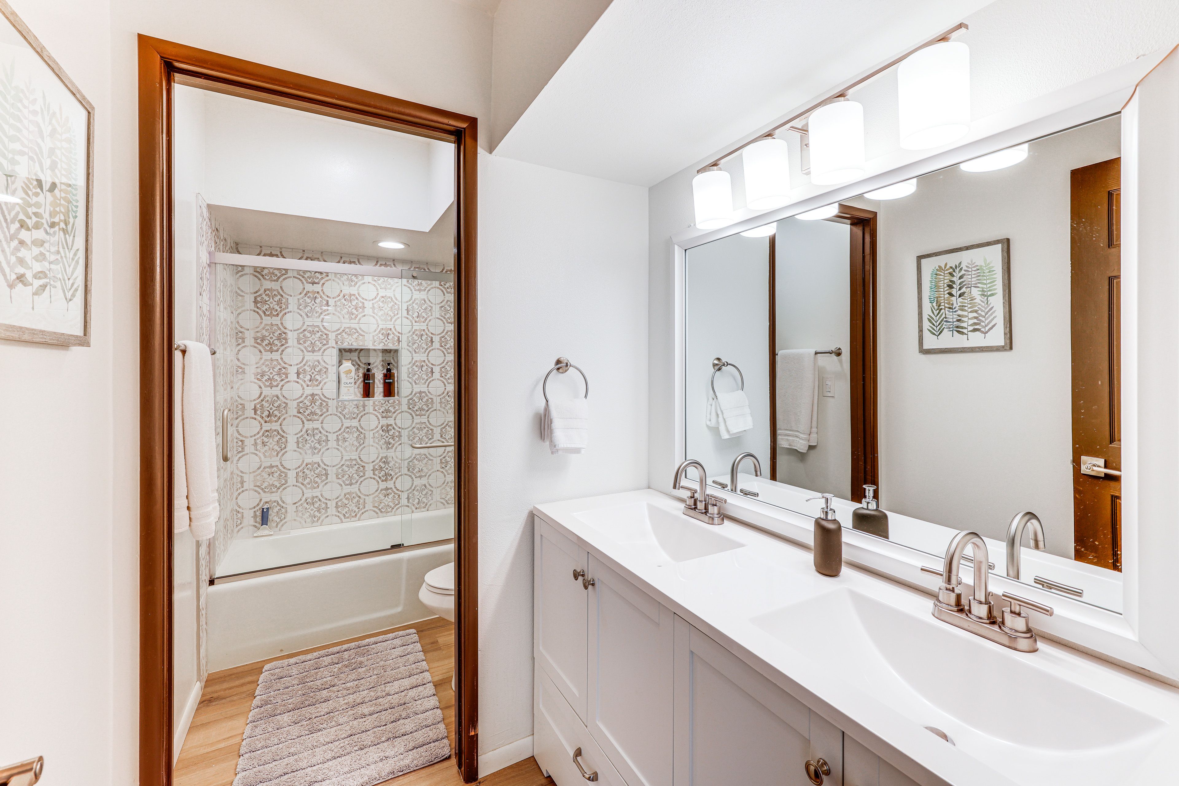 Full Bathroom | 2nd Floor