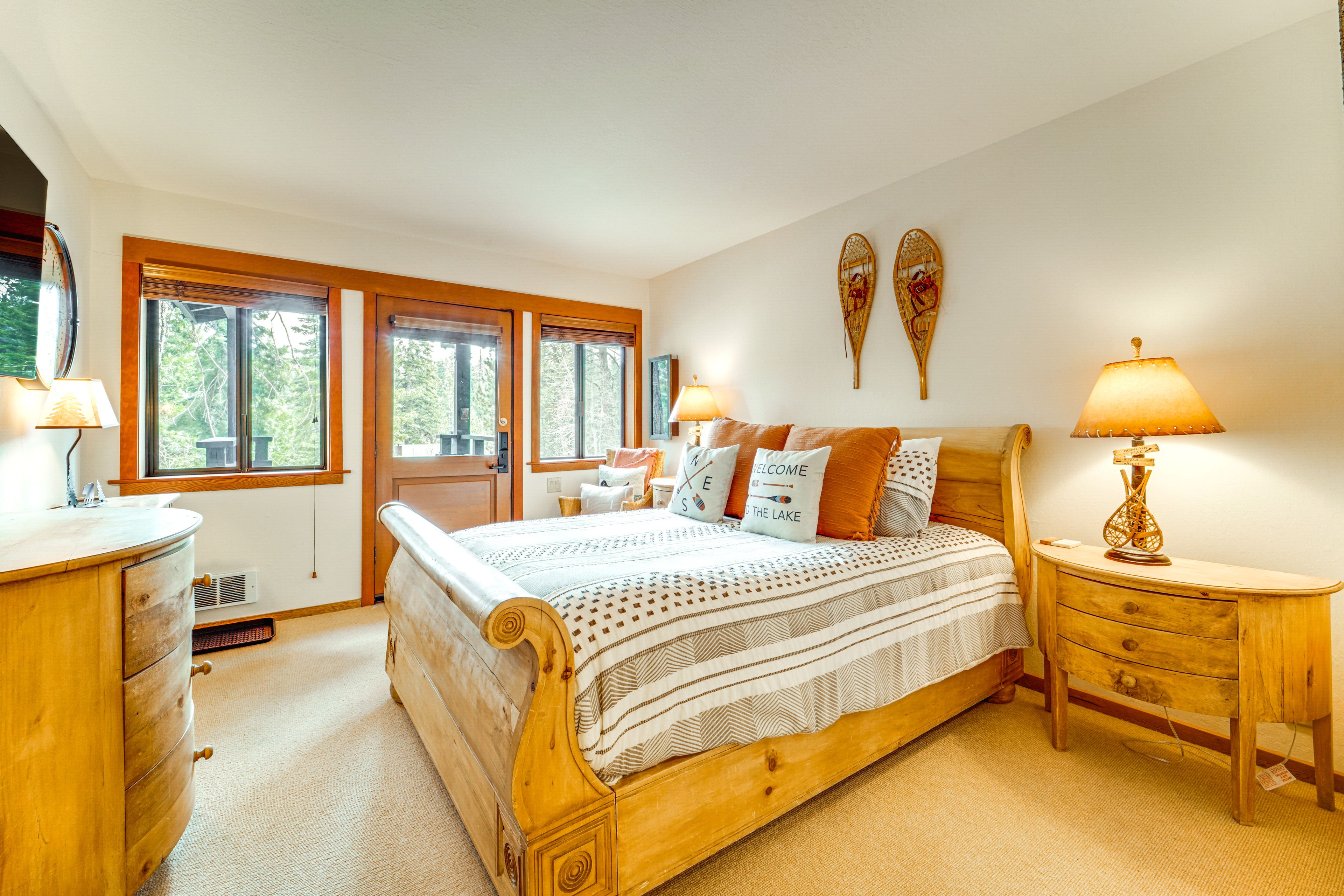 Bedroom | Queen Bed | TV