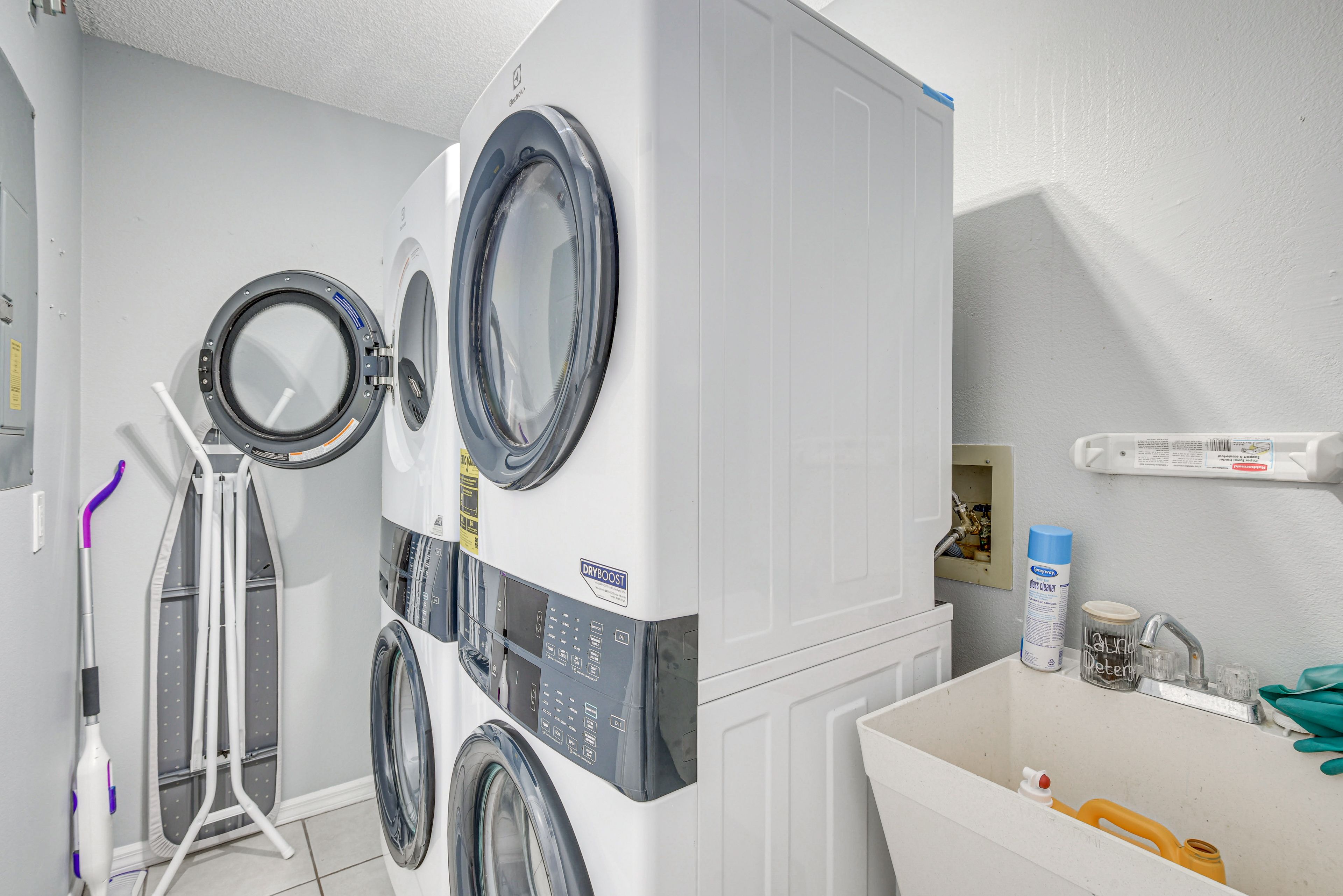 Laundry Closet | 2 Washers & 2 Dryers