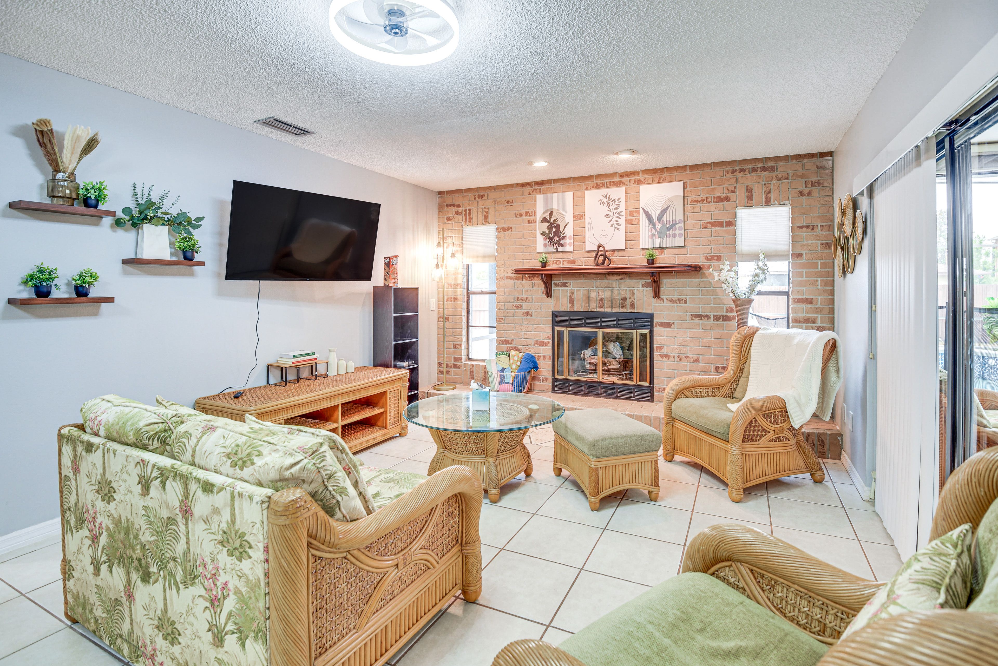 Living Room | Smart TV | Gas Fireplace