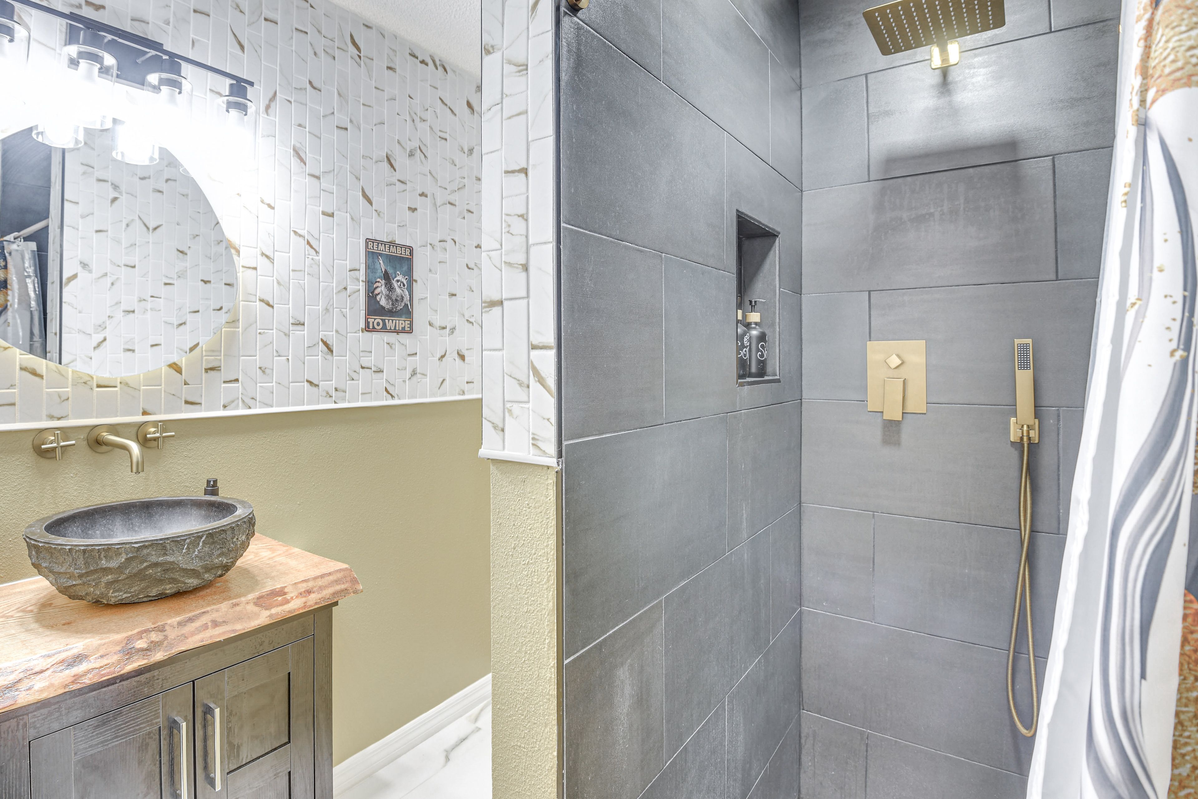Full Bathroom | Complimentary Toiletries