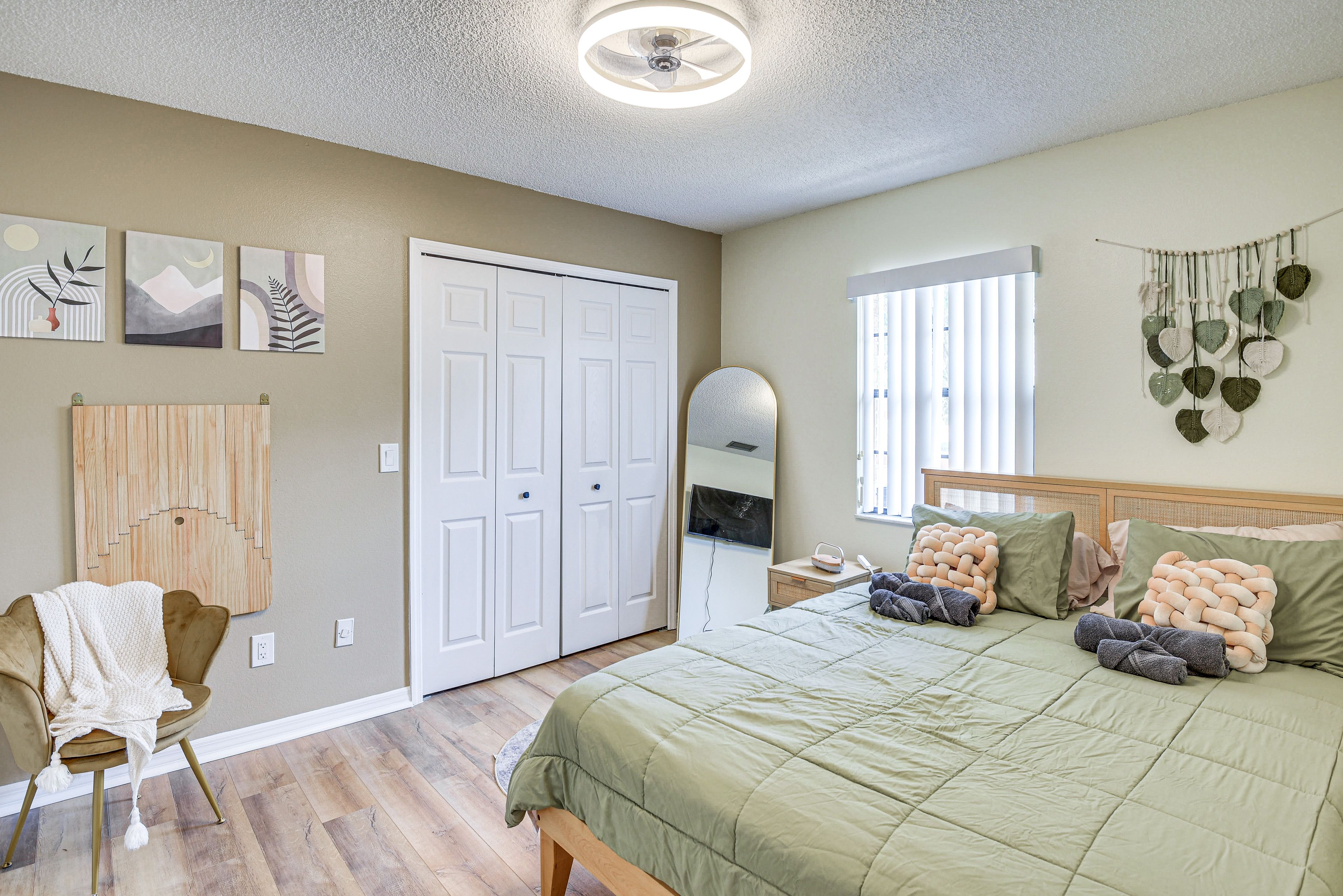 Bedroom 2 | Queen Bed | Smart TV